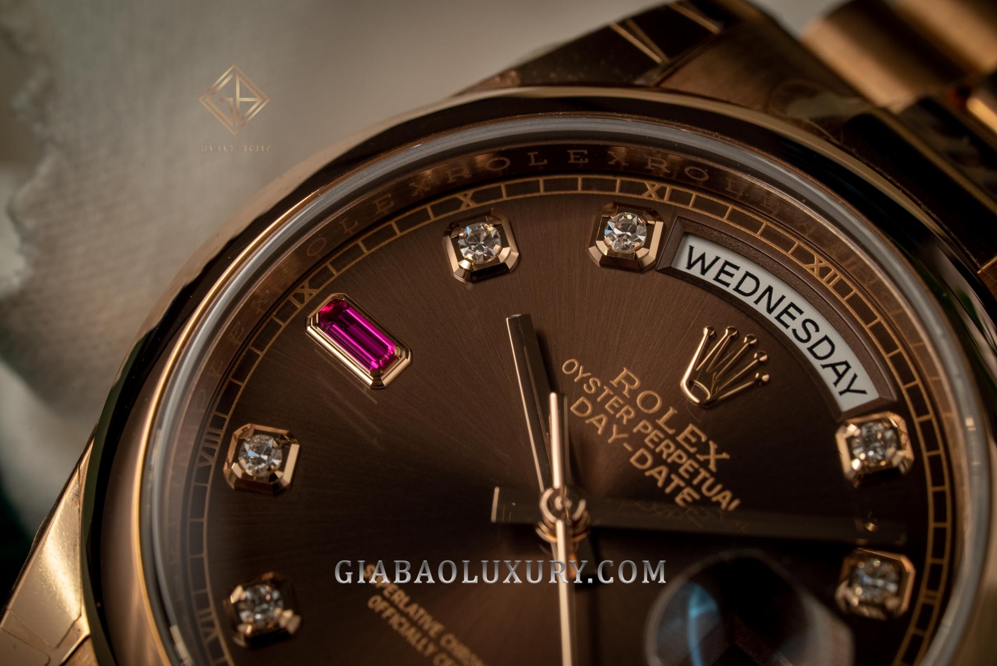 Review đồng hồ Rolex Day-Date 118205 Mặt chocolate, Ruby đỏ