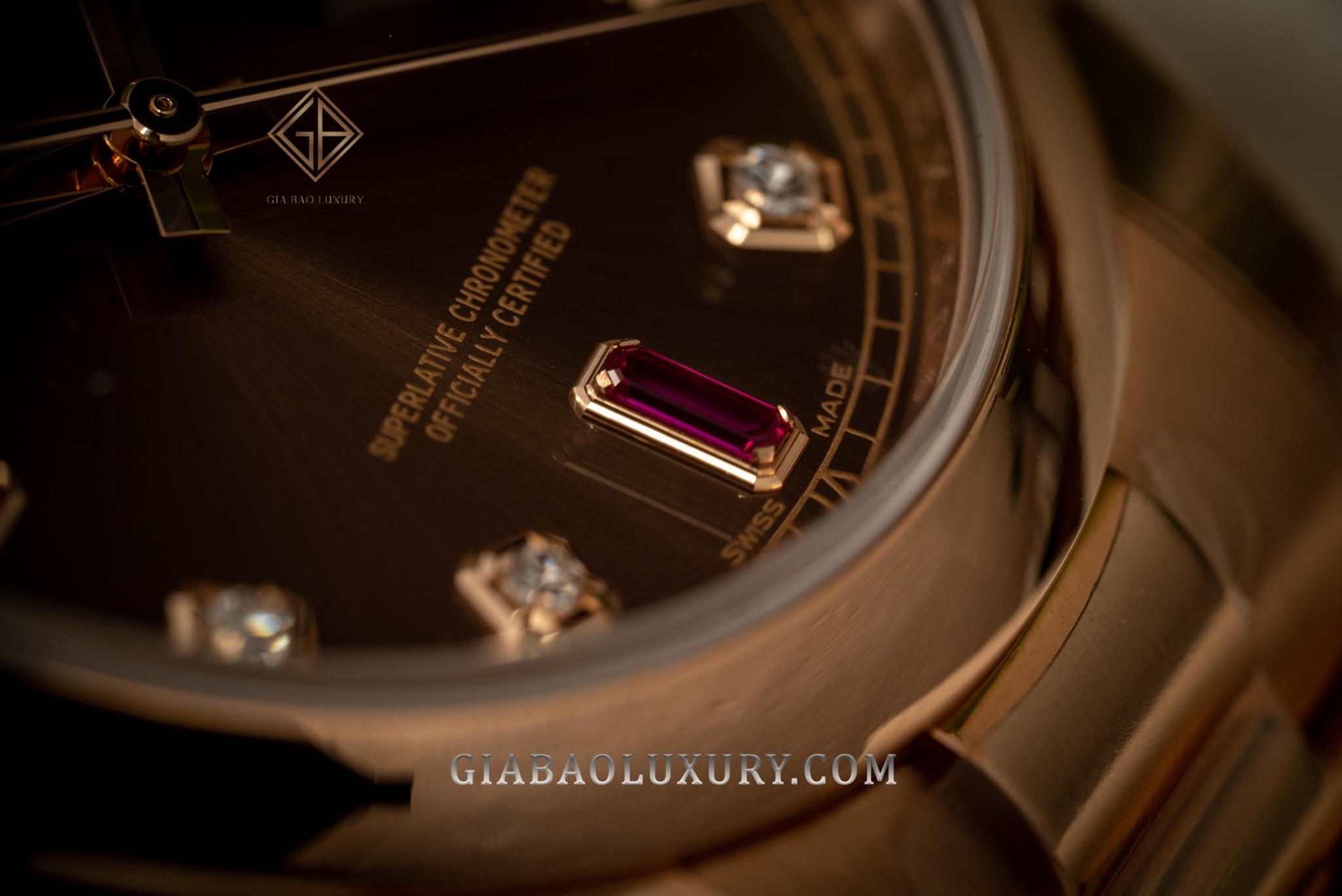 Đồng hồ Rolex Day-Date 118205 Mặt số chocolate Ruby đỏ dây President