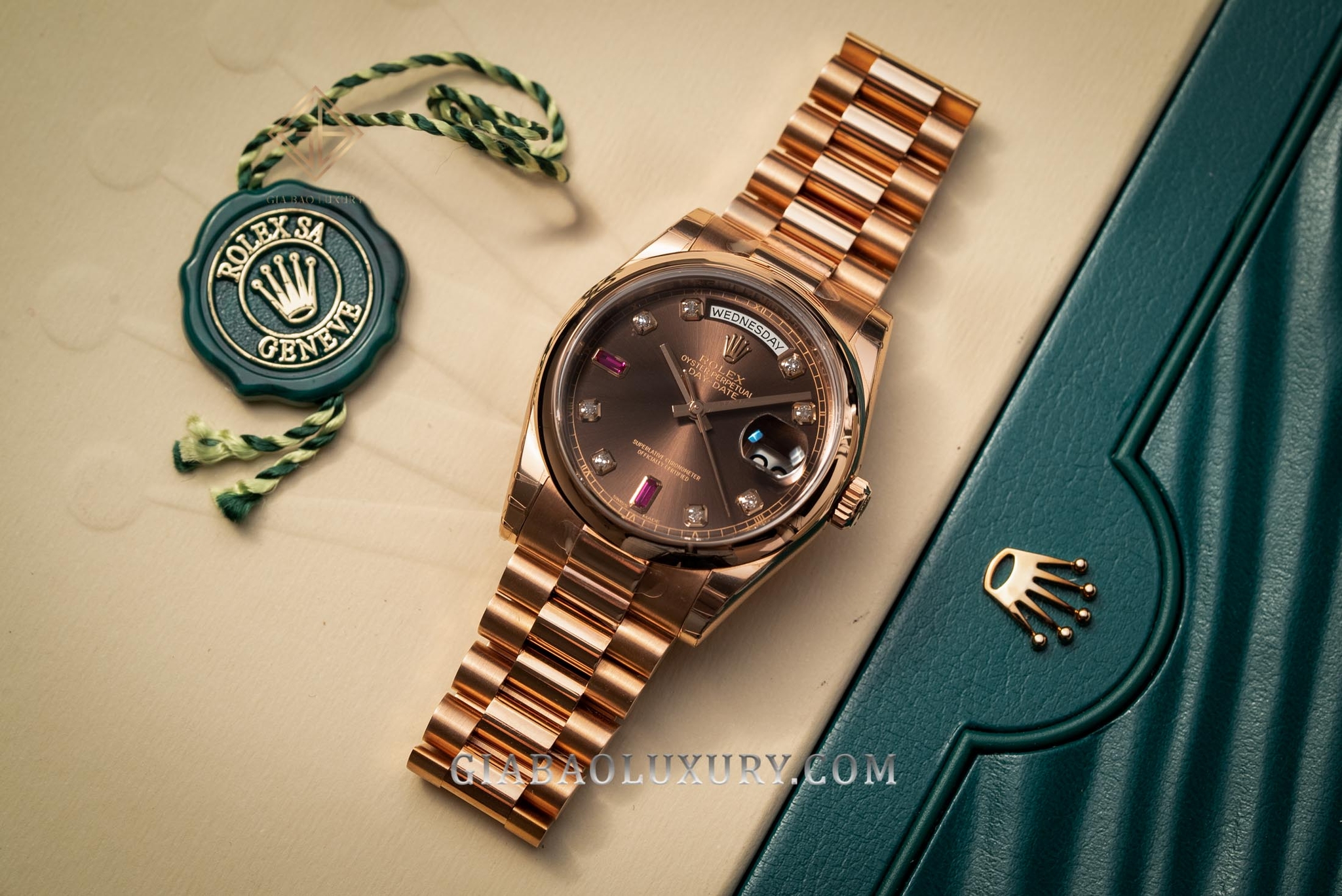 Review đồng hồ Rolex Day-Date 118205 Mặt chocolate, Ruby đỏ