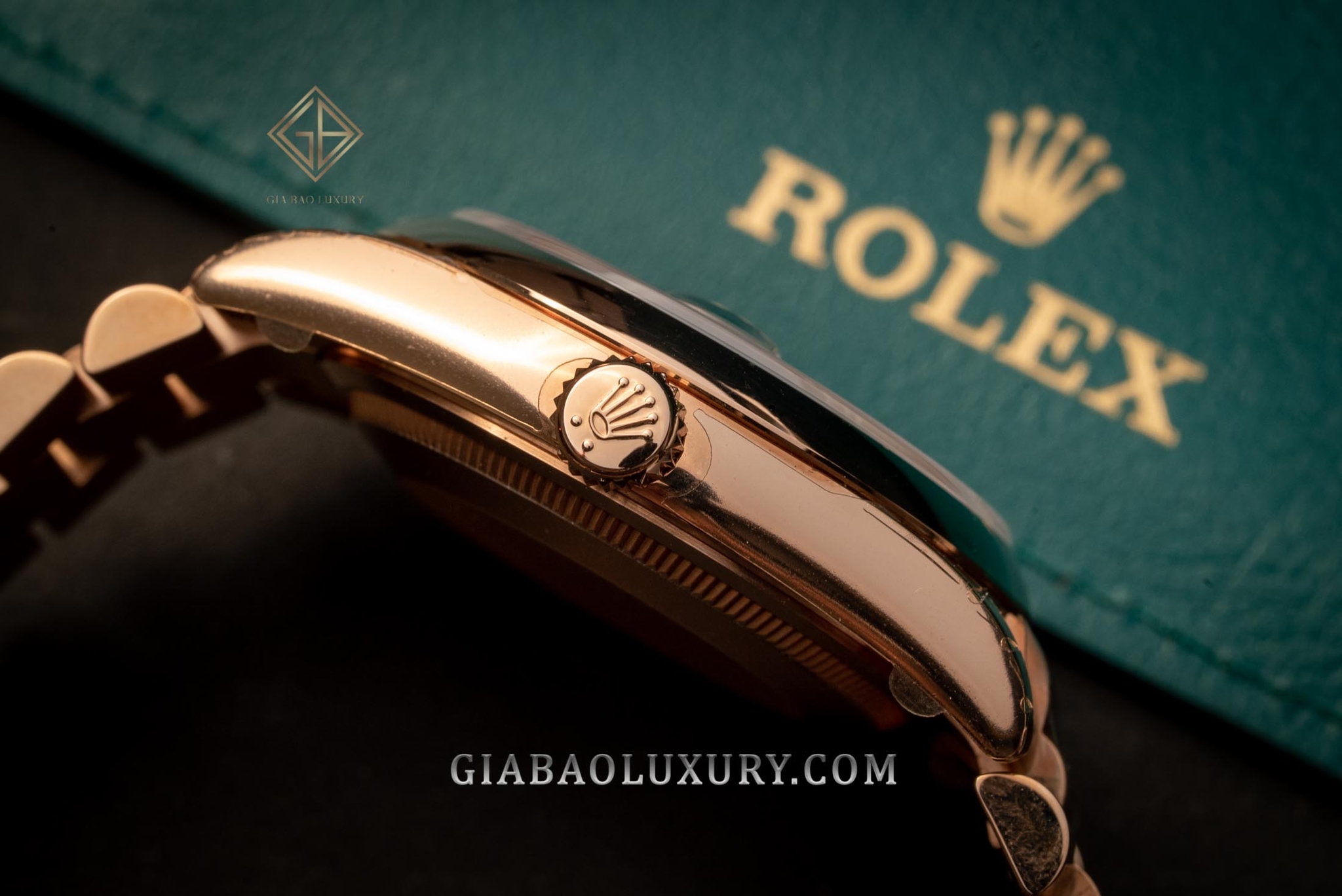 Review đồng hồ Rolex Day-Date 118205 Mặt chocolate, Ruby đỏ