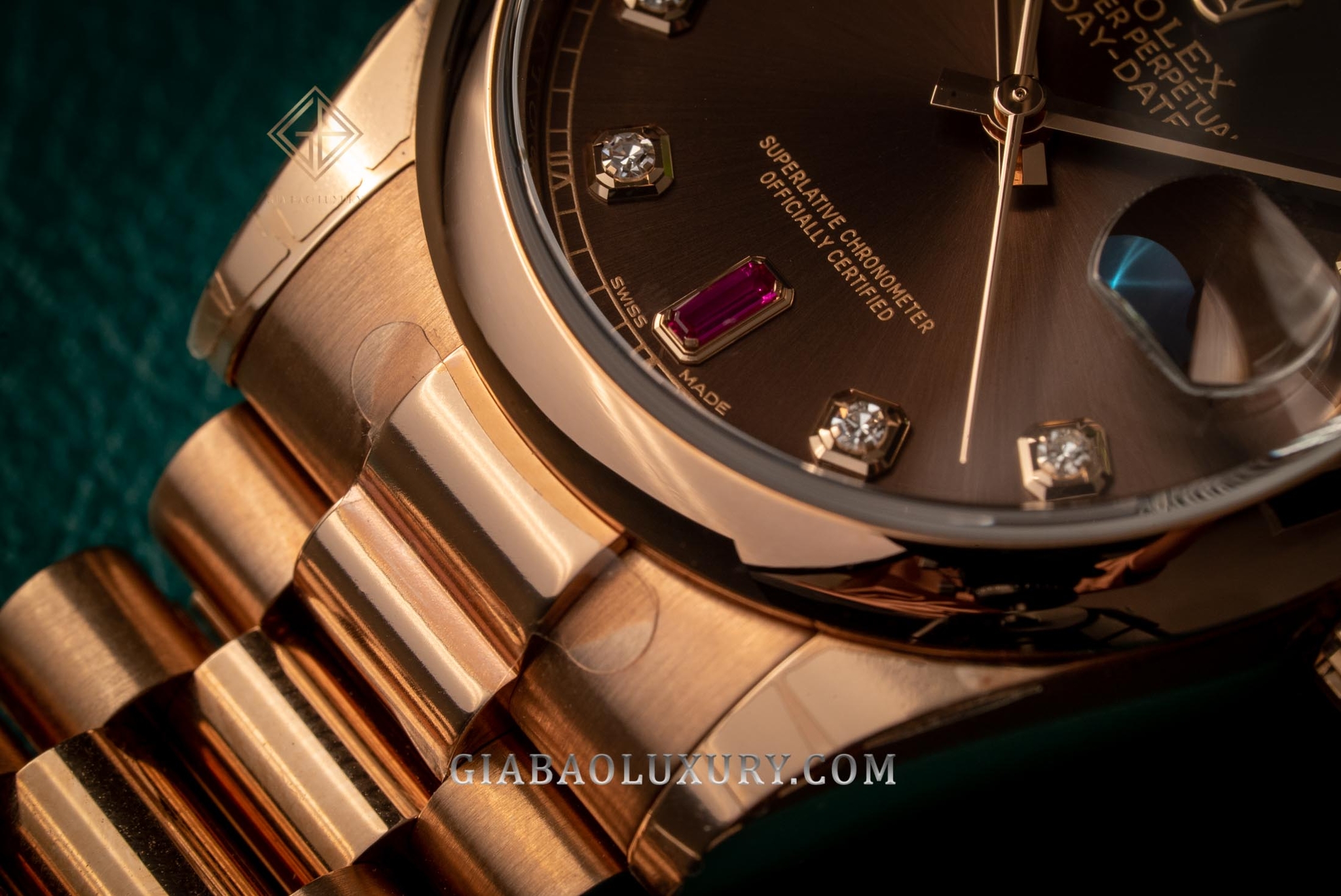 Review đồng hồ Rolex Day-Date 118205 Mặt chocolate, Ruby đỏ