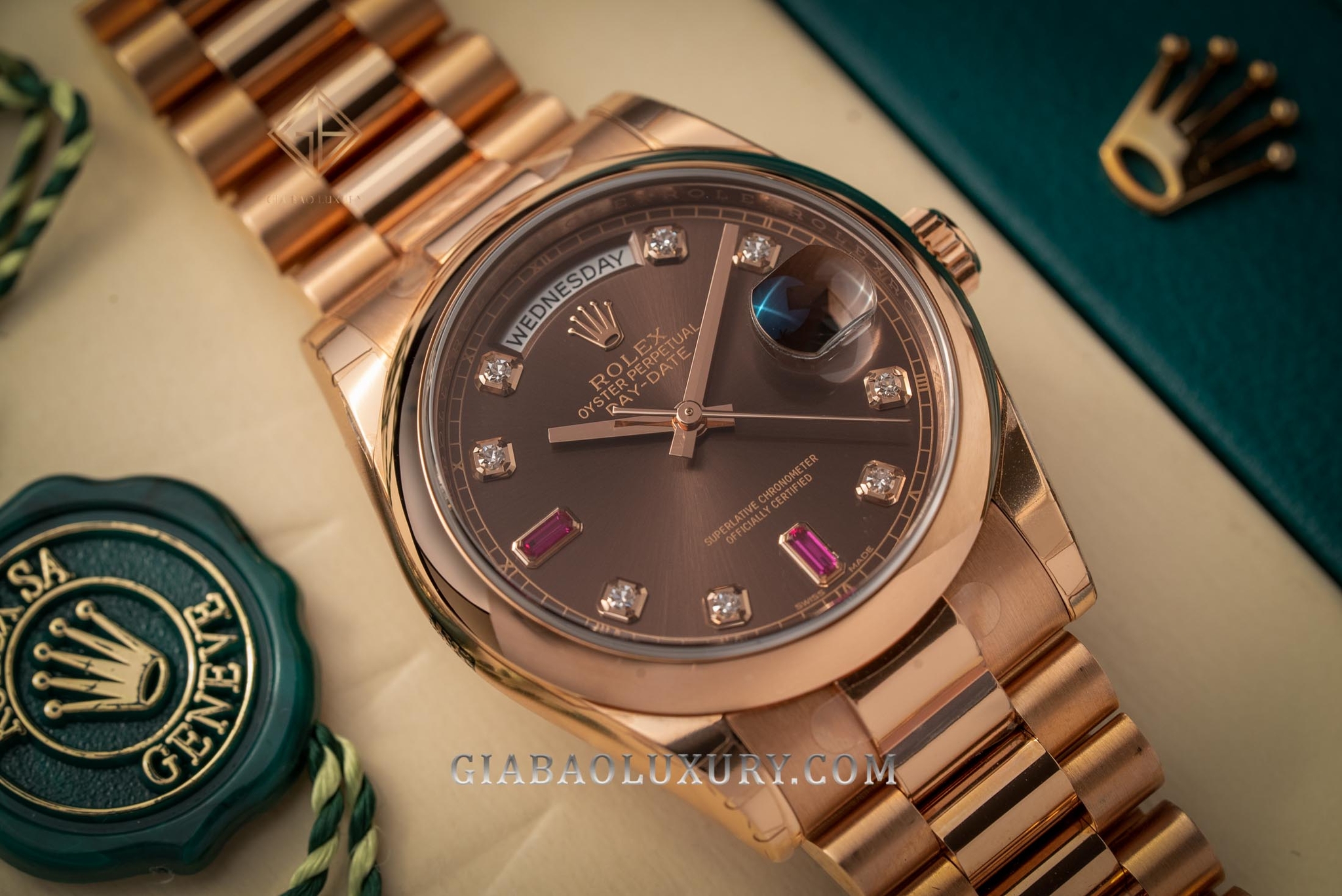 Review đồng hồ Rolex Day-Date 118205 Mặt chocolate, Ruby đỏ