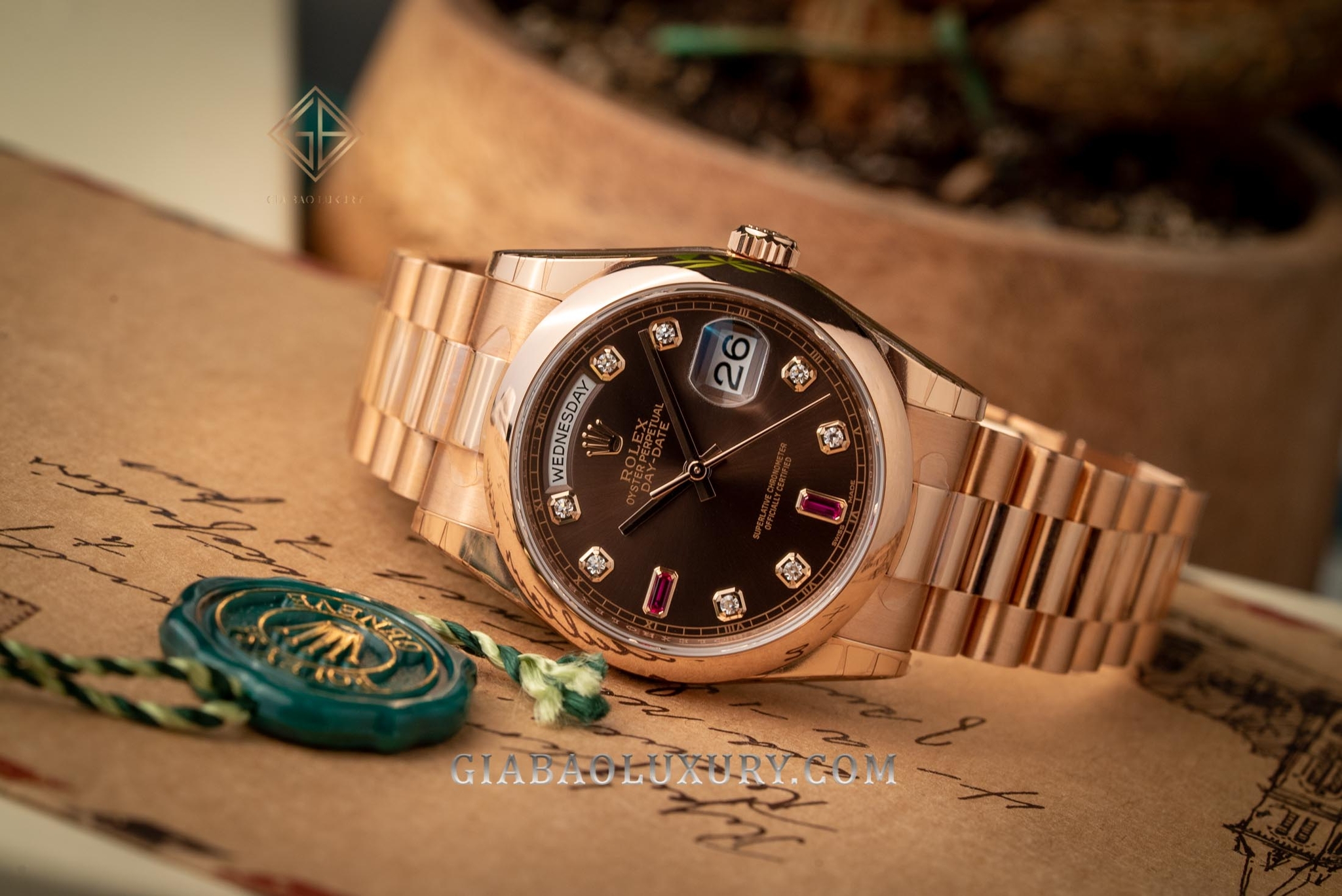 Review đồng hồ Rolex Day-Date 118205 Mặt chocolate, Ruby đỏ