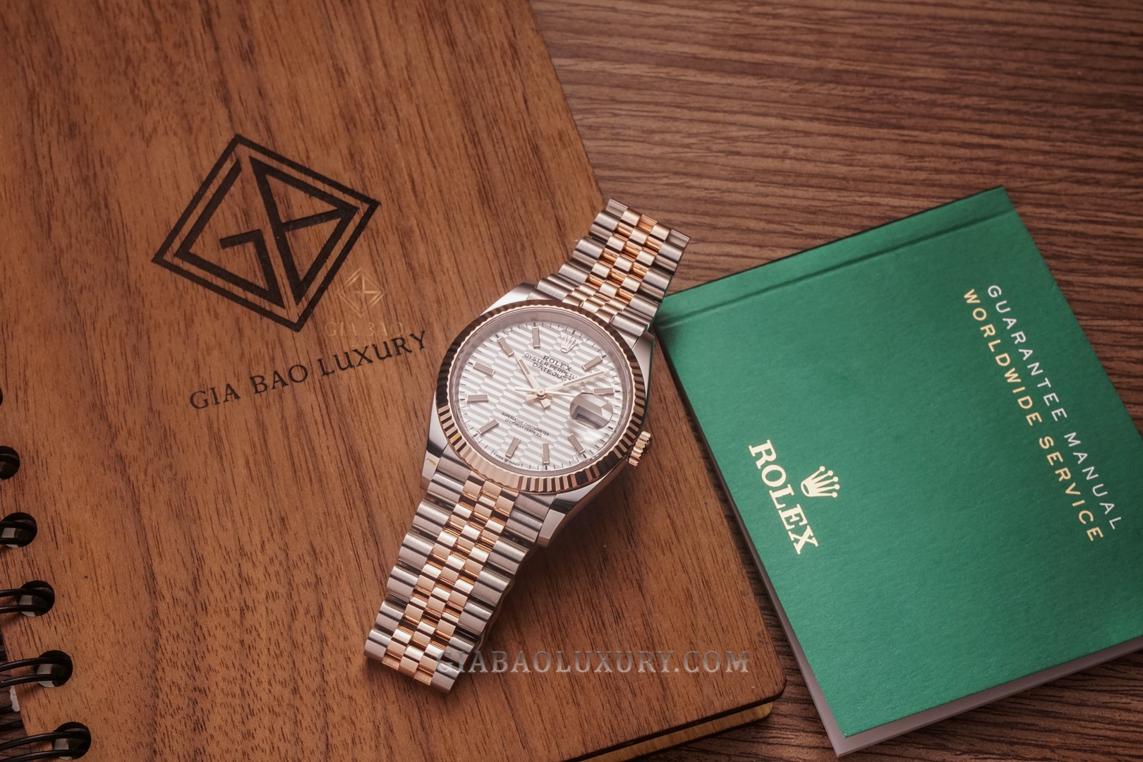 Đồng Hồ Rolex Datejust 36 126231 Mặt Số Bạc Vân Gấp Nếp Cọc Số Dạ Quang