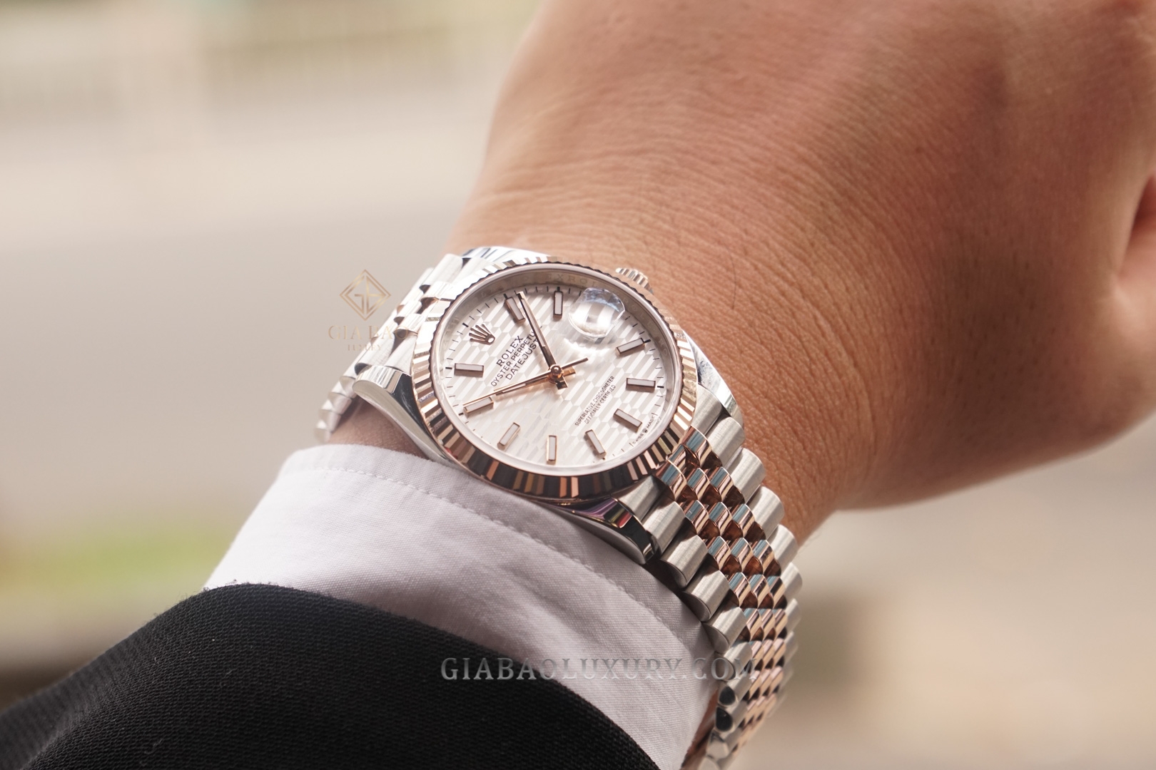 Đồng Hồ Rolex Datejust 36 126231 Mặt Số Bạc Vân Gấp Nếp Cọc Số Dạ Quang