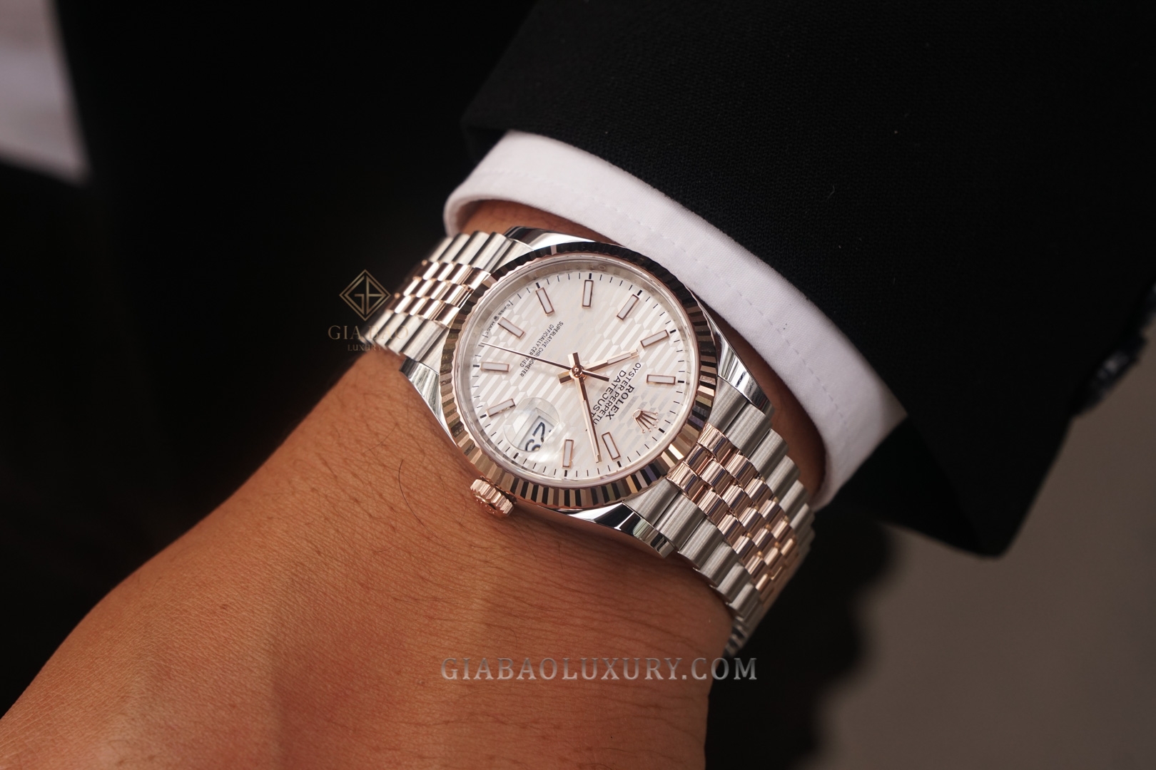 Đồng Hồ Rolex Datejust 36 126231 Mặt Số Bạc Vân Gấp Nếp Cọc Số Dạ Quang