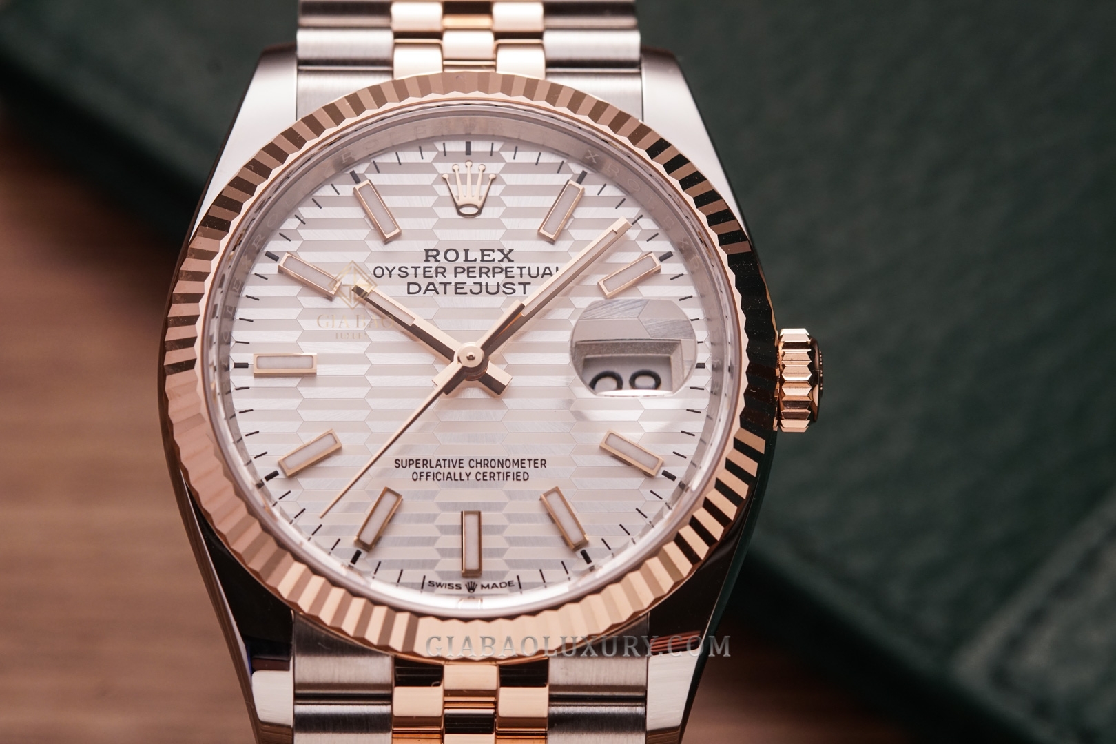 Đồng Hồ Rolex Datejust 36 126231 Mặt Số Bạc Vân Gấp Nếp Cọc Số Dạ Quang