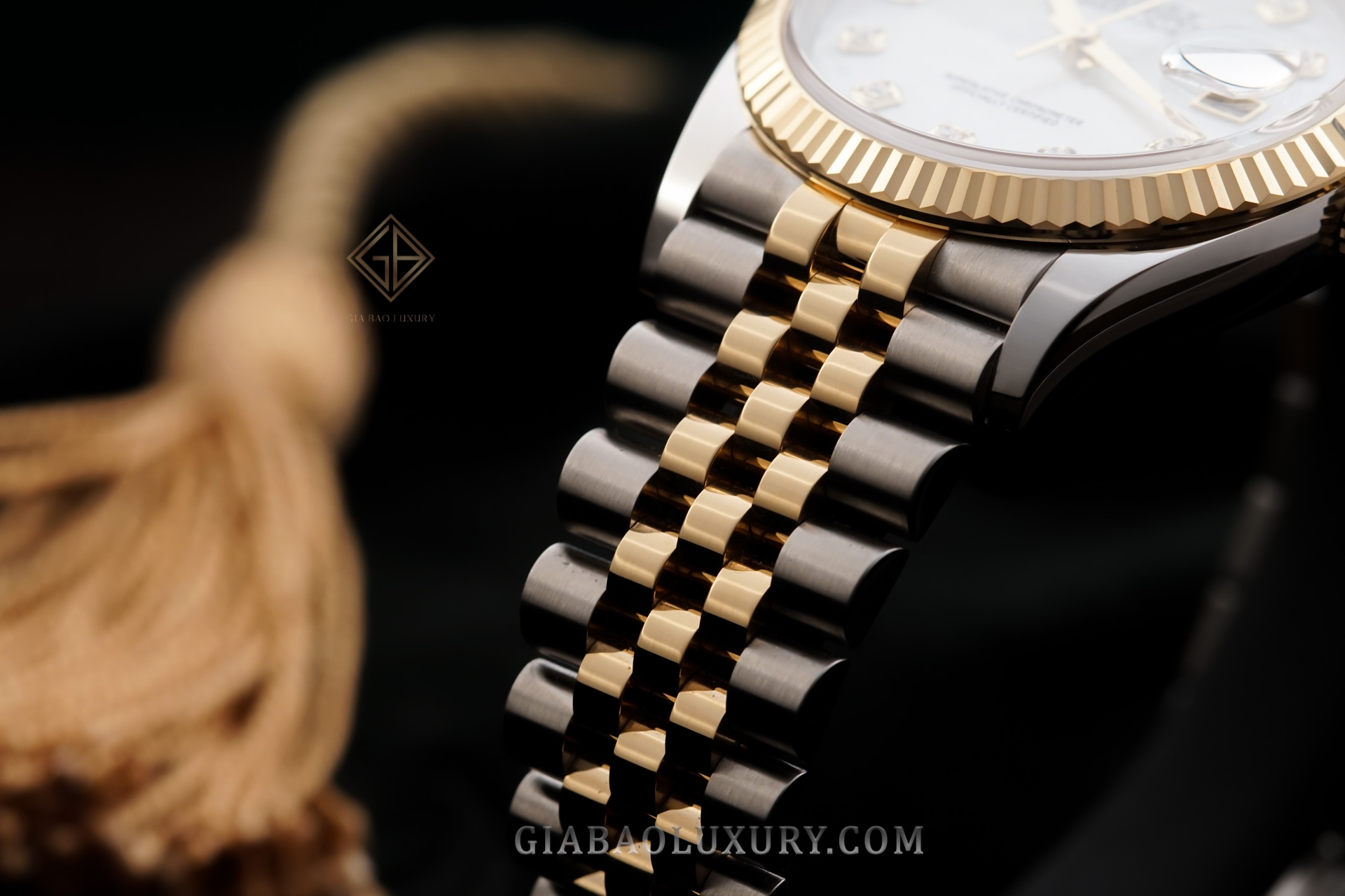 đồng hồ Rolex Datejust 36 126233 với mặt số vỏ trai trắng