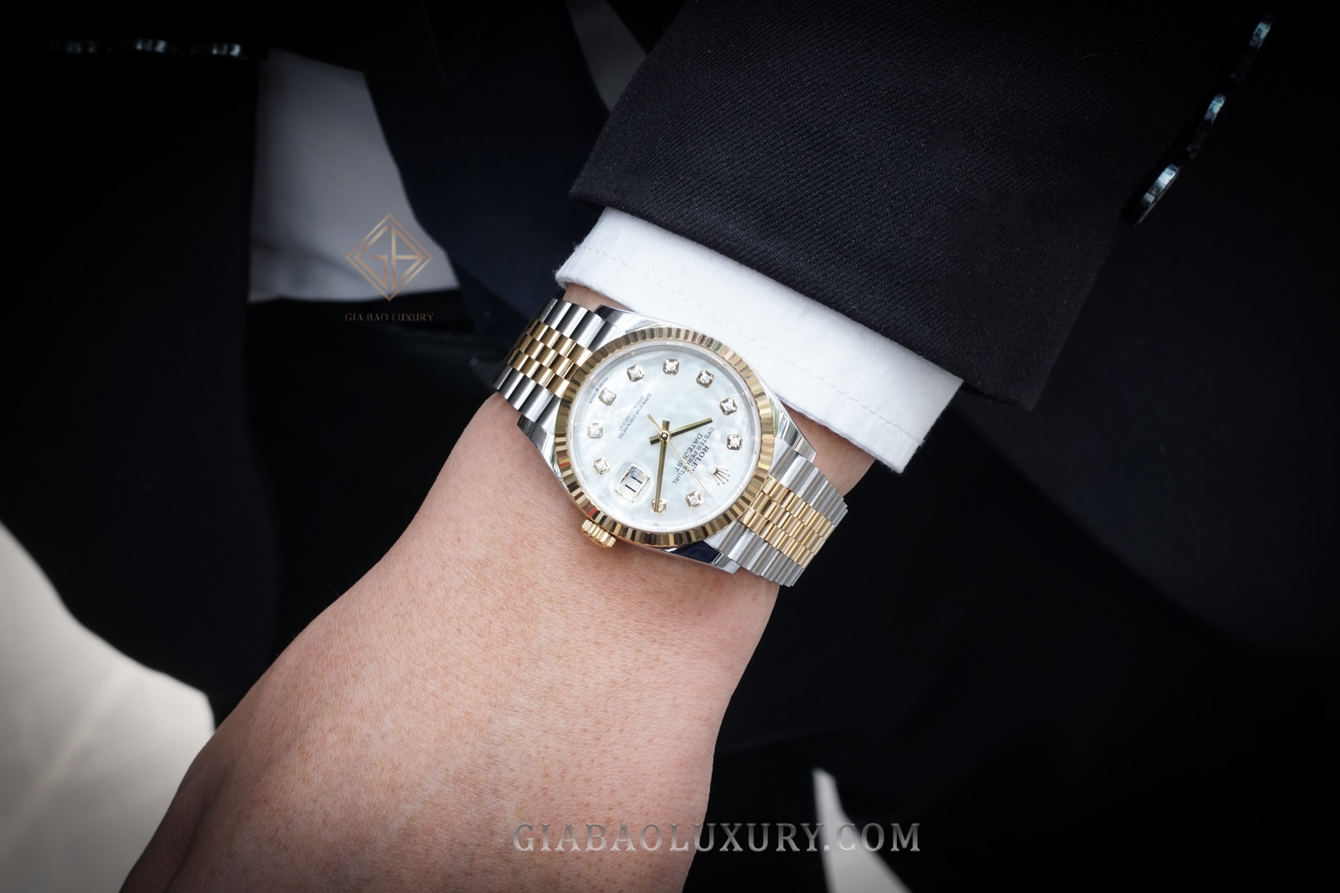 Đồng Hồ Rolex Datejust 36 126233 Mặt Số Vỏ Trai Trắng Nạm Kim Cương