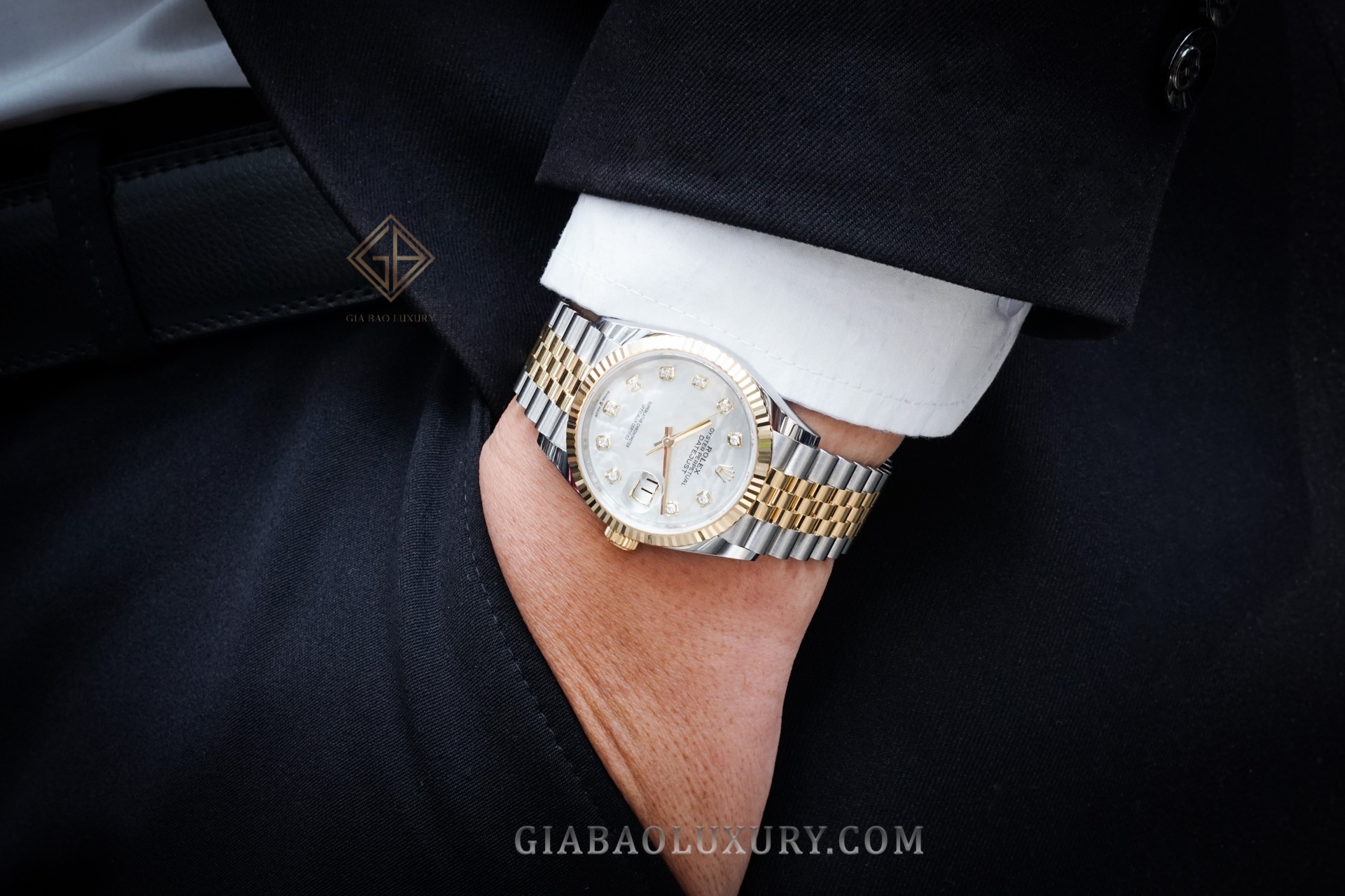 Đồng Hồ Rolex Datejust 36 126233 Mặt Số Vỏ Trai Trắng Nạm Kim Cương