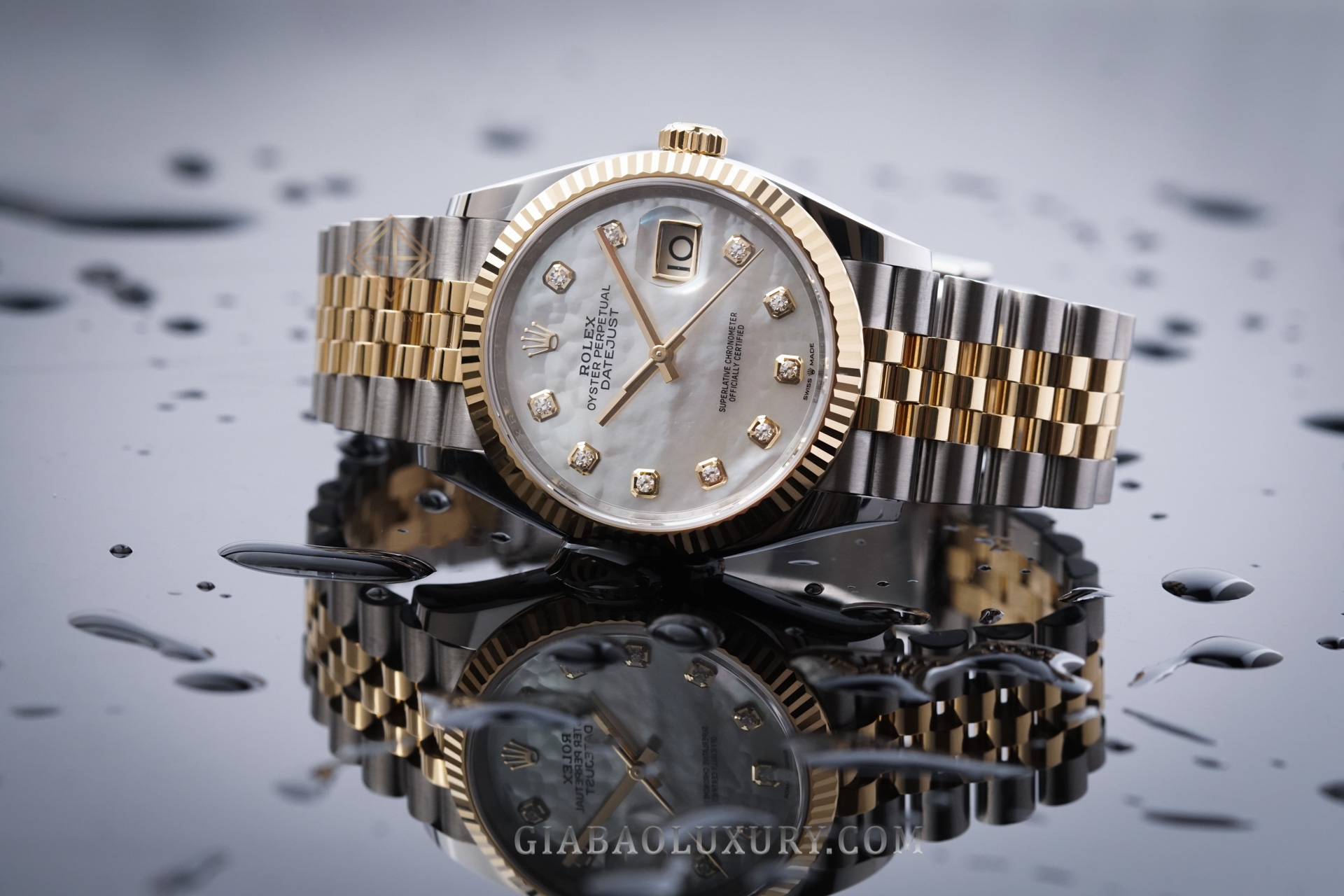 đồng hồ Rolex Datejust 36 126233 với mặt số vỏ trai trắng