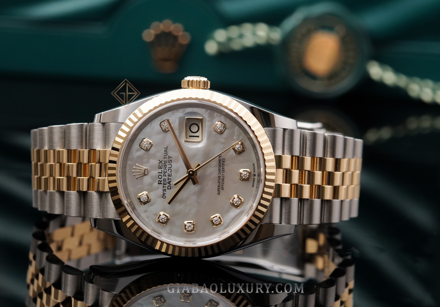 đồng hồ Rolex Datejust 36 126233 với mặt số vỏ trai trắng