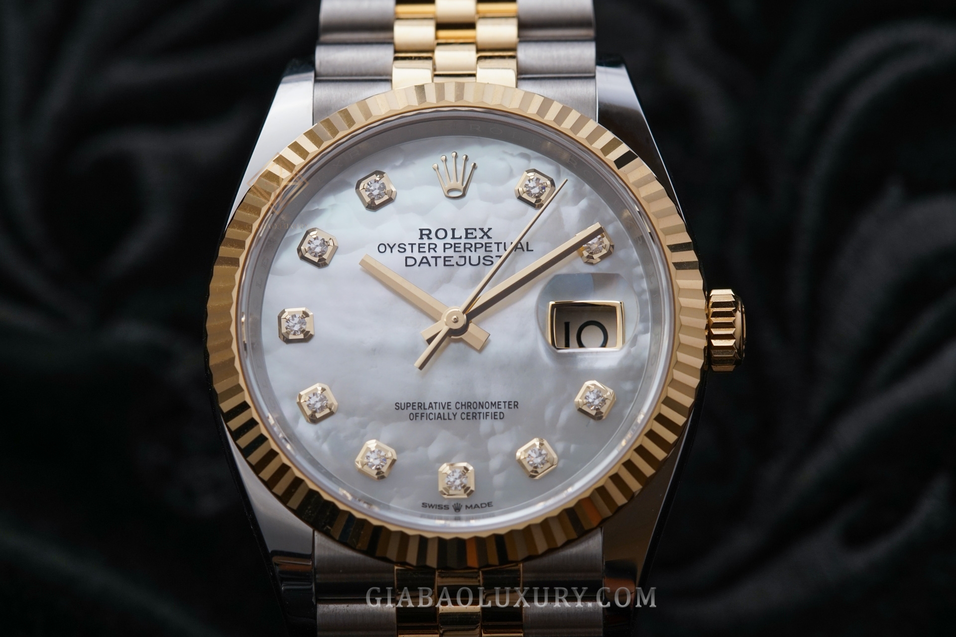 đồng hồ Rolex Datejust 36 126233 với mặt số vỏ trai trắng