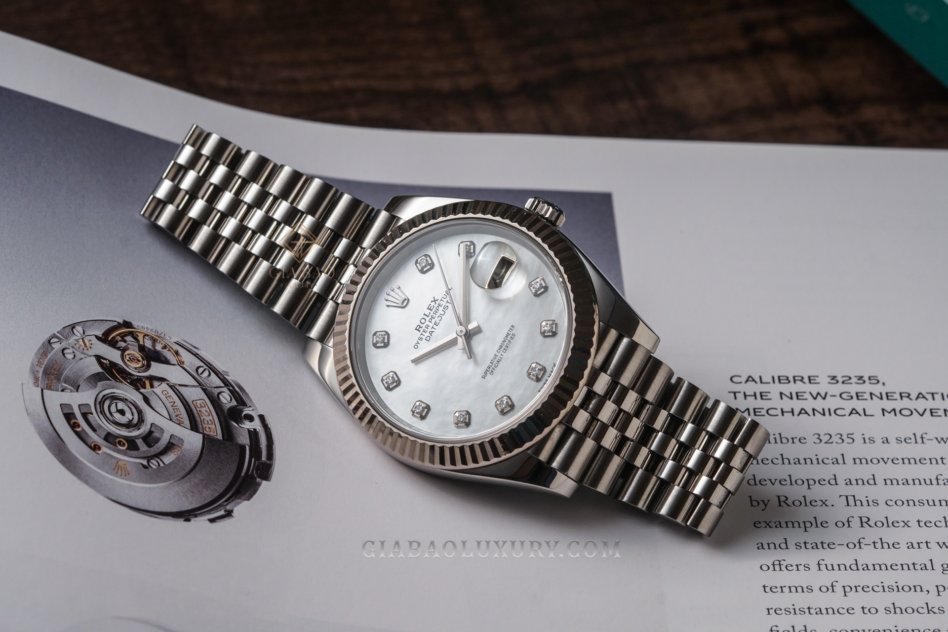 Đồng Hồ Rolex Datejust 41 126334 Mặt Số Vỏ Trai Trắng