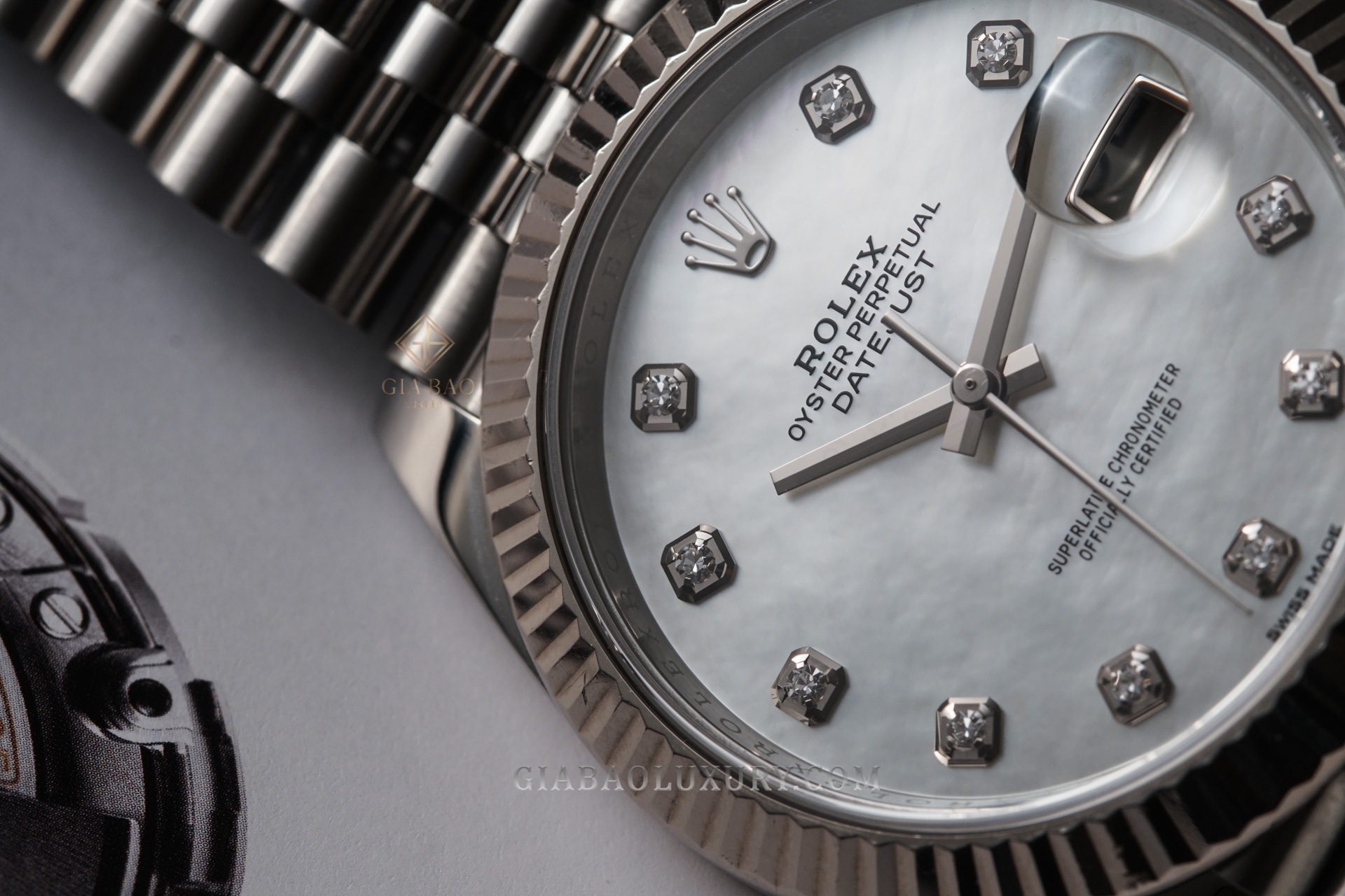 Đồng Hồ Rolex Datejust 41 126334 Mặt Số Vỏ Trai Trắng