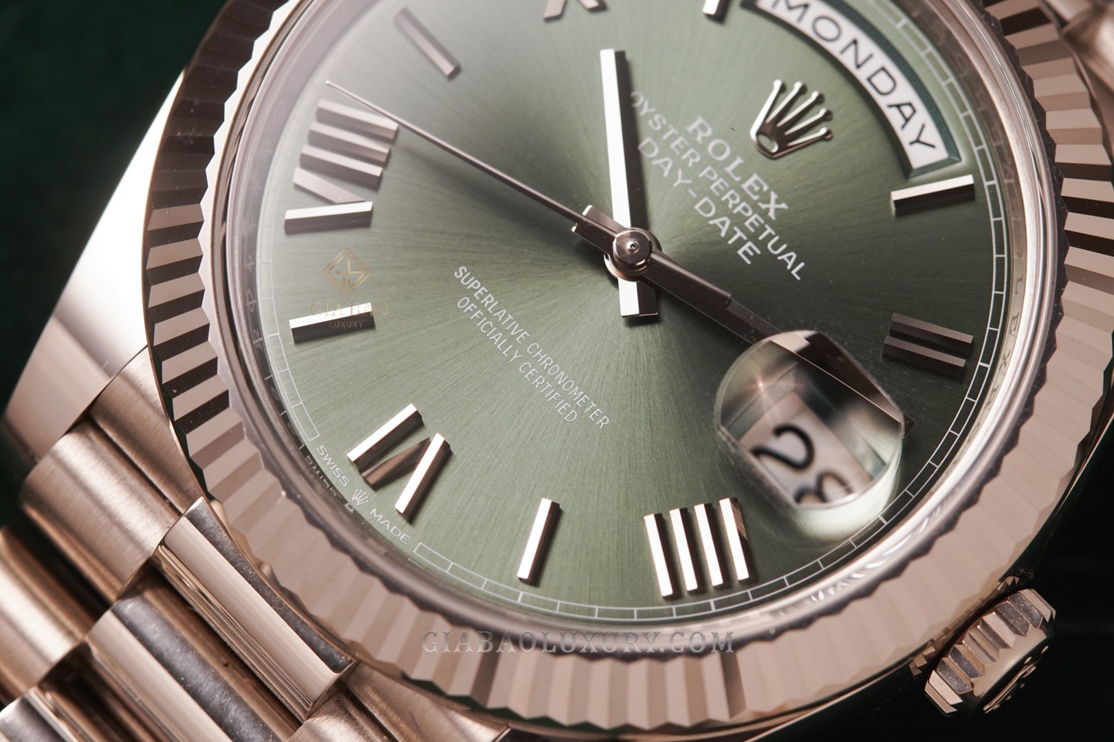 Đồng Hồ Rolex Day-Date 40 228239 Mặt Số Xanh Oliu