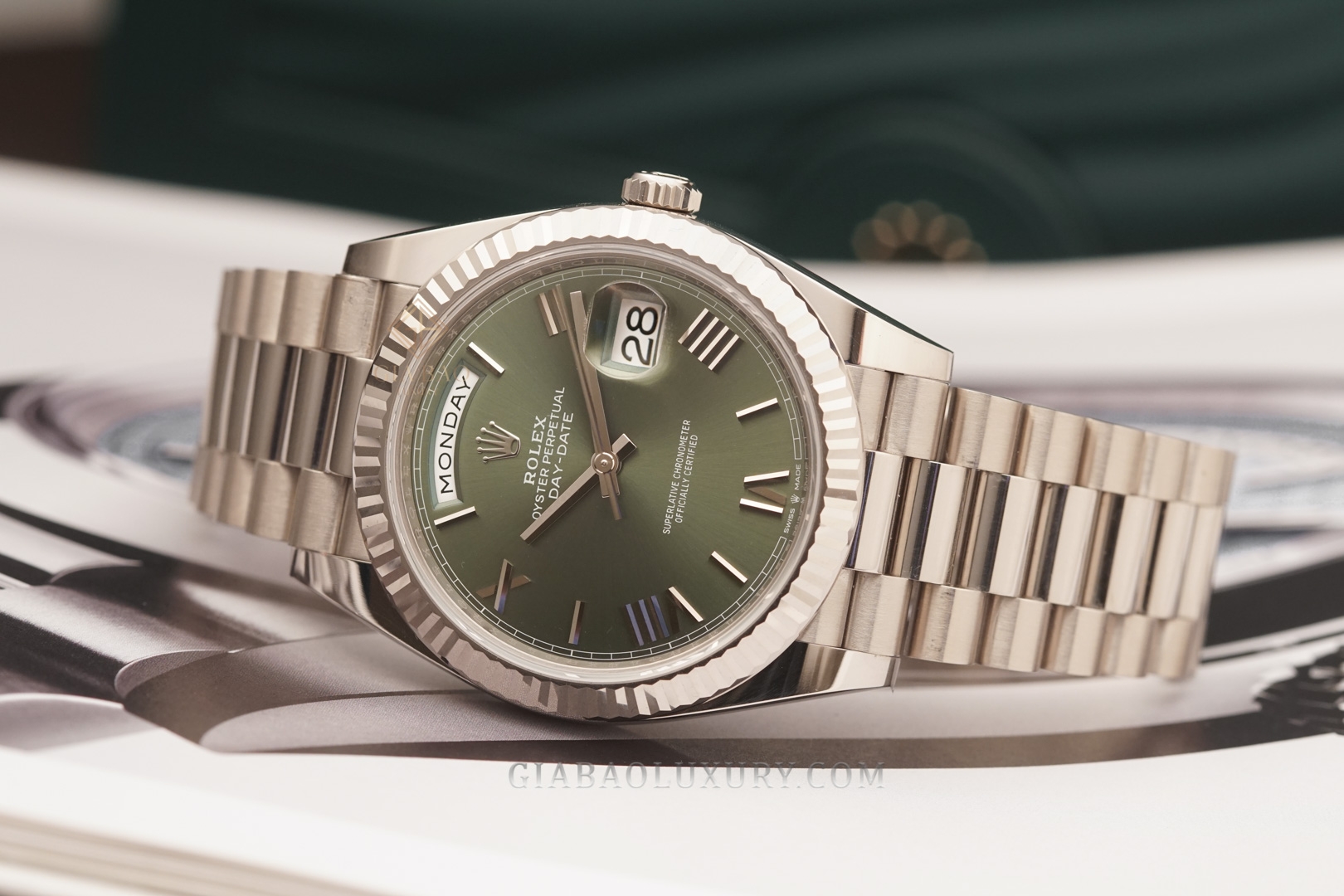 Đồng Hồ Rolex Day-Date 40 228239 Mặt Số Xanh Oliu