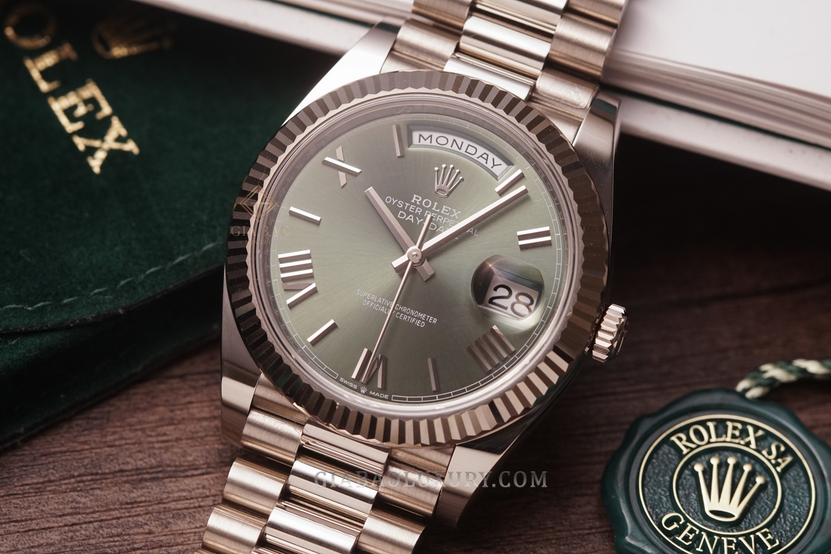 Đồng Hồ Rolex Day-Date 40 228239 Mặt Số Xanh Oliu