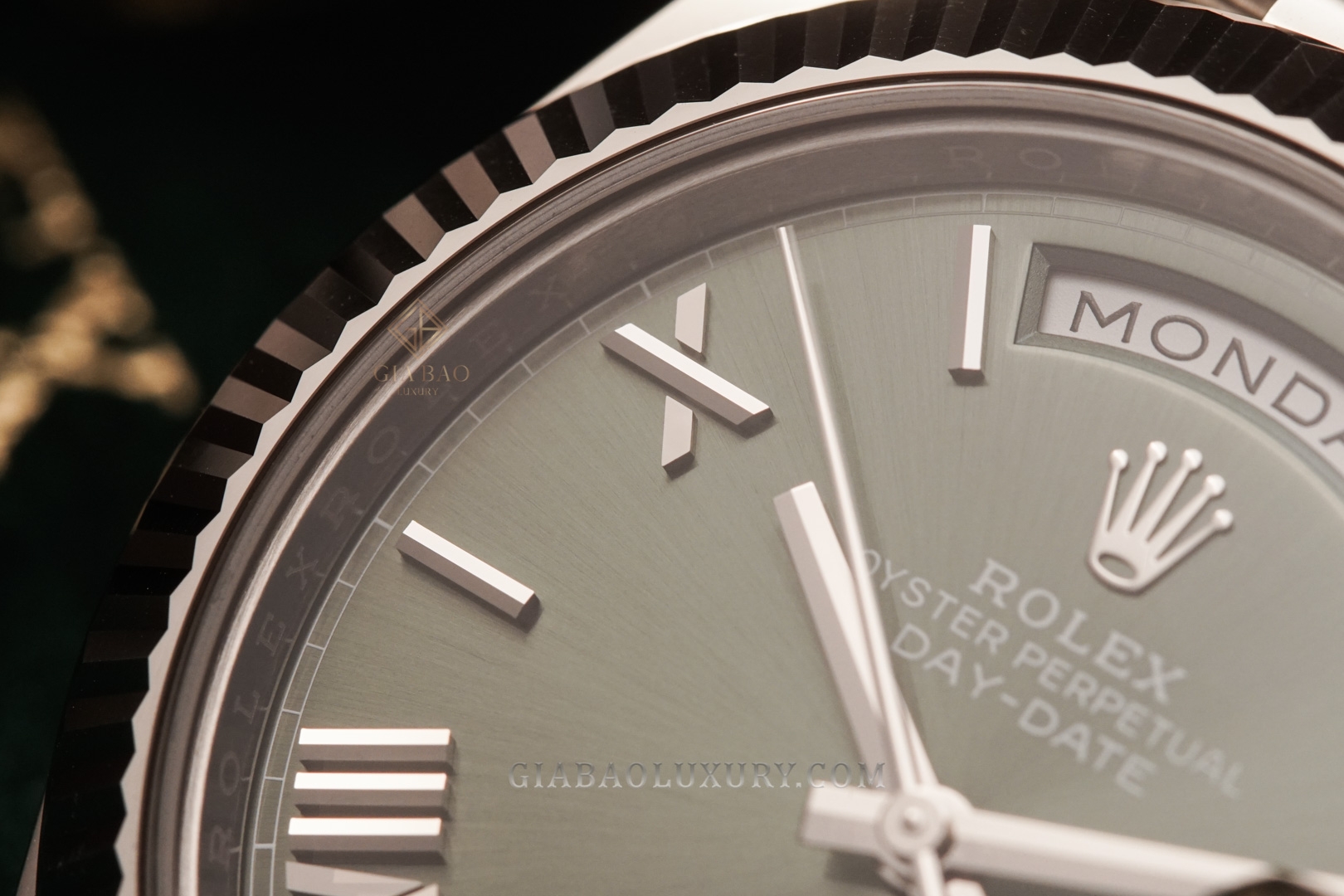 Đồng Hồ Rolex Day-Date 40 228239 Mặt Số Xanh Oliu