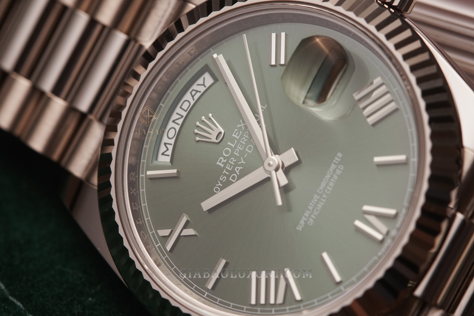 Đồng Hồ Rolex Day-Date 40 228239 Mặt Số Xanh Oliu