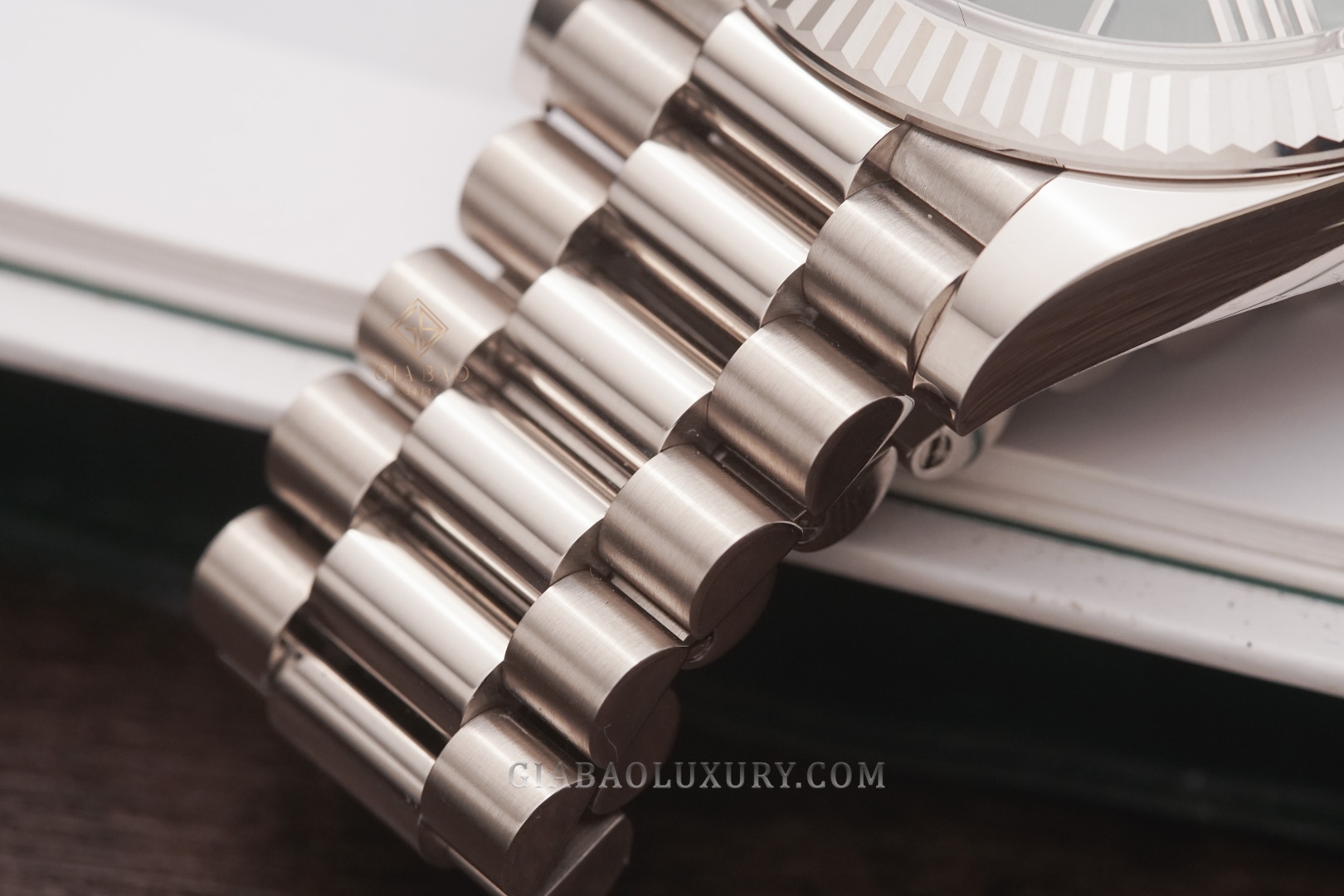 Đồng Hồ Rolex Day-Date 40 228239 Mặt Số Xanh Oliu