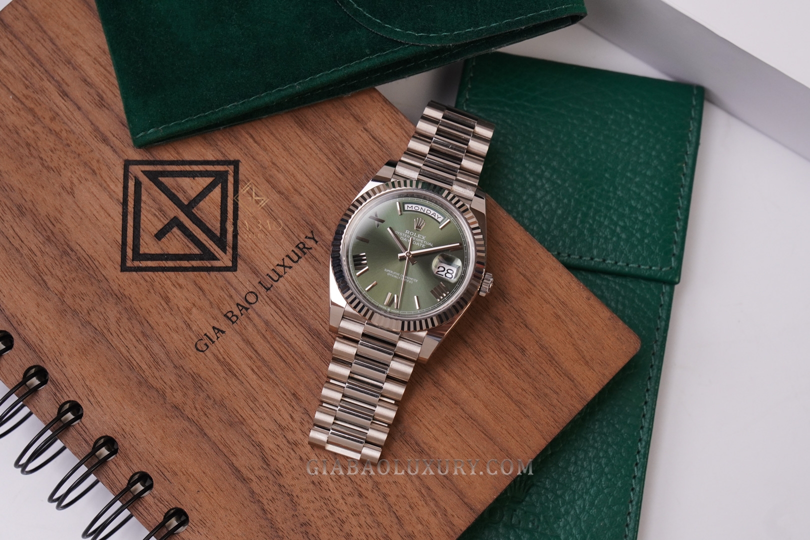 Đồng Hồ Rolex Day-Date 40 228239 Mặt Số Xanh Oliu