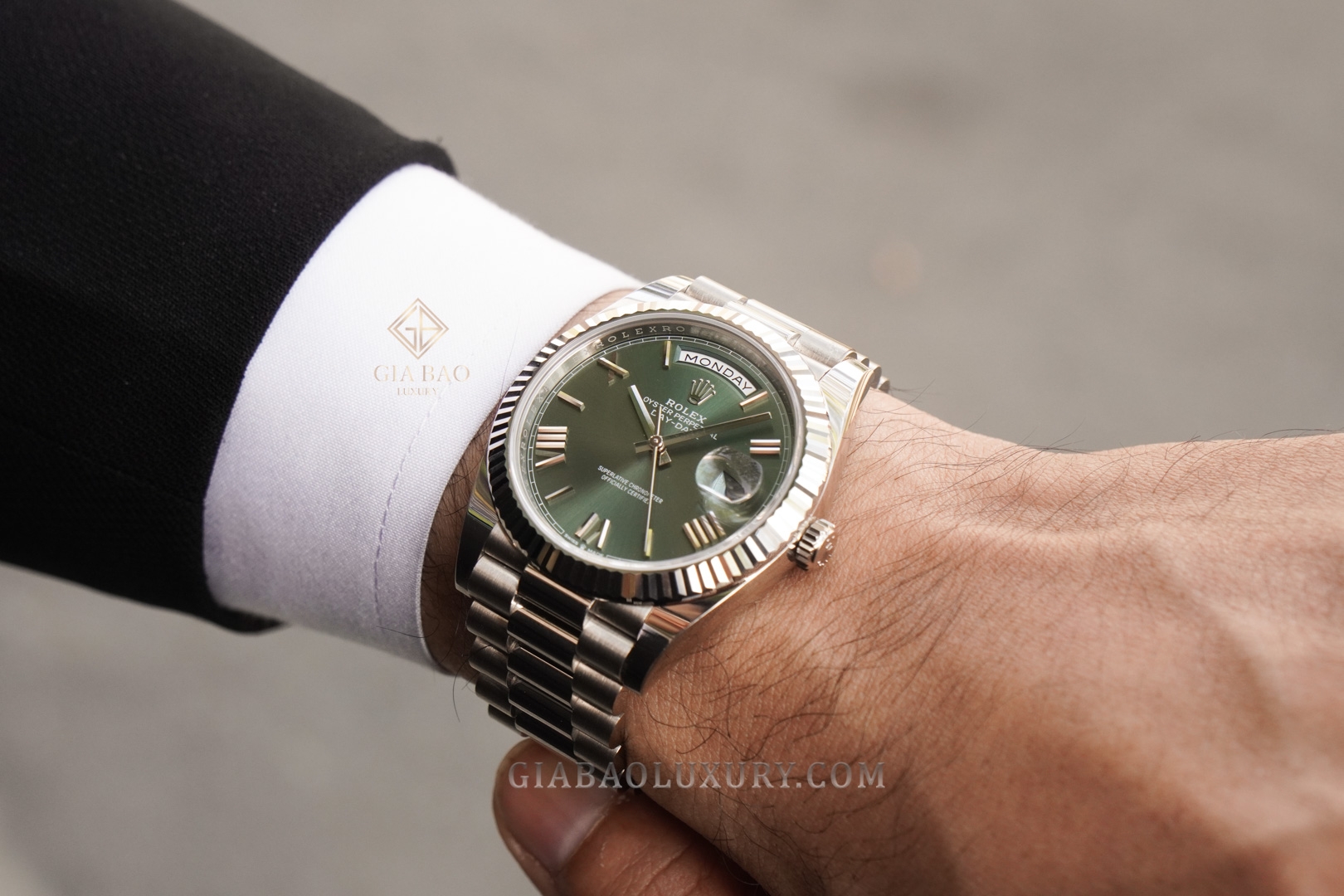 Đồng Hồ Rolex Day-Date 40 228239 Mặt Số Xanh Oliu