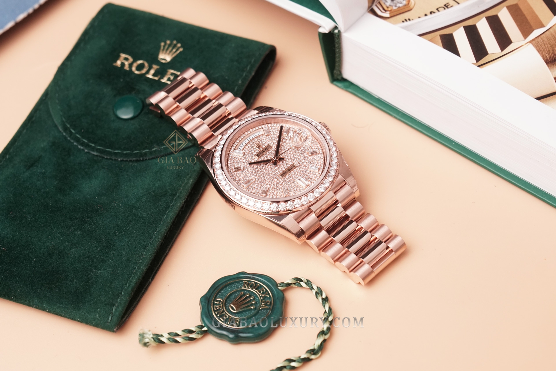 Đồng Hồ Rolex Day-Date 40 228345RBR Mặt Số Đính Kim Cương