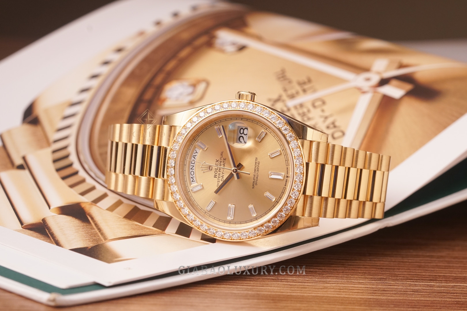 Đồng Hồ Rolex Day-Date 40 228348RBR Mặt Số Vàng Champagne Nạm Kim Cương