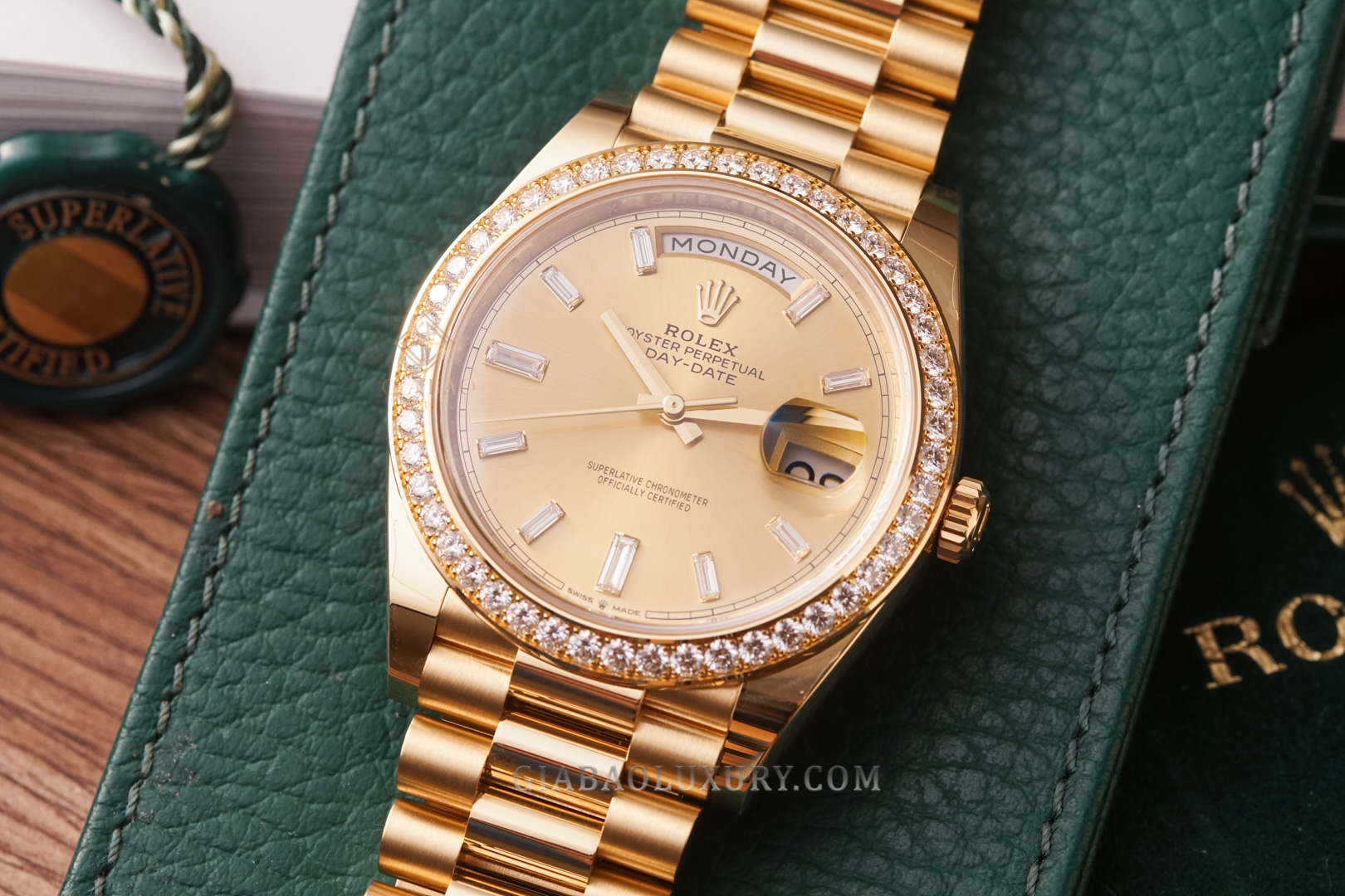 Đồng Hồ Rolex Day-Date 40 228348RBR Mặt Số Vàng Champagne Nạm Kim Cương