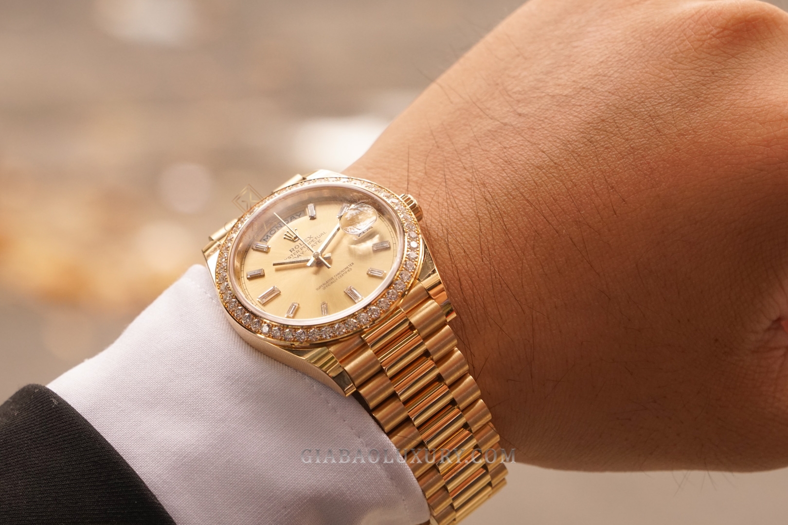 Đồng Hồ Rolex Day-Date 40 228348RBR Mặt Số Vàng Champagne Nạm Kim Cương