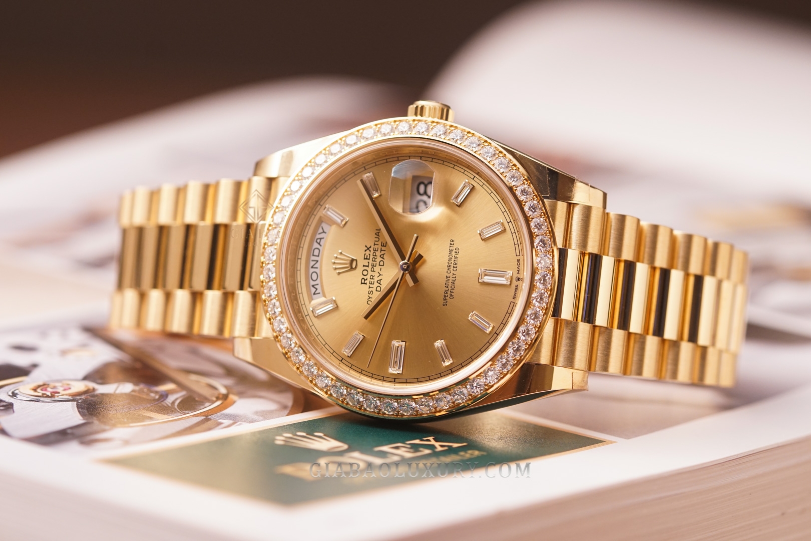 Đồng Hồ Rolex Day-Date 40 228348RBR Mặt Số Vàng Champagne Nạm Kim Cương