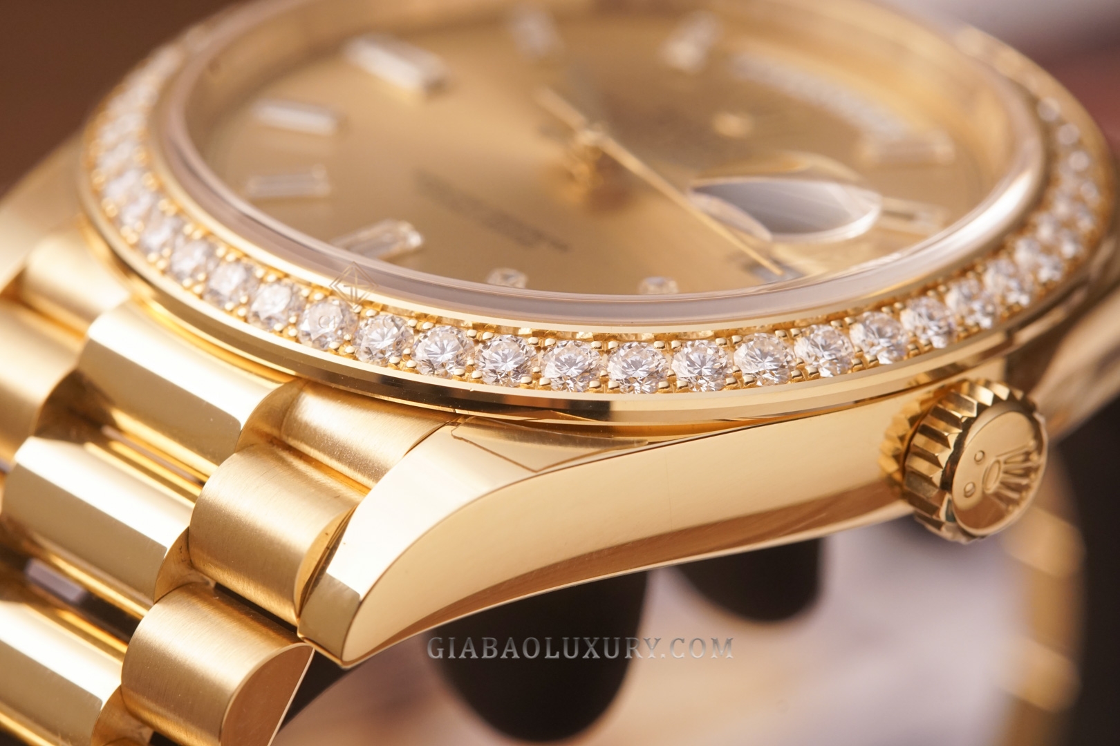 Đồng Hồ Rolex Day-Date 40 228348RBR Mặt Số Vàng Champagne Nạm Kim Cương