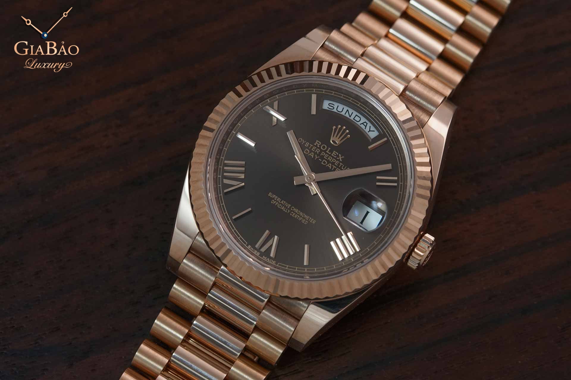 Đồng Hồ Rolex Day Date 228235 Mặt Số Chocolate Cọc Số La Mã