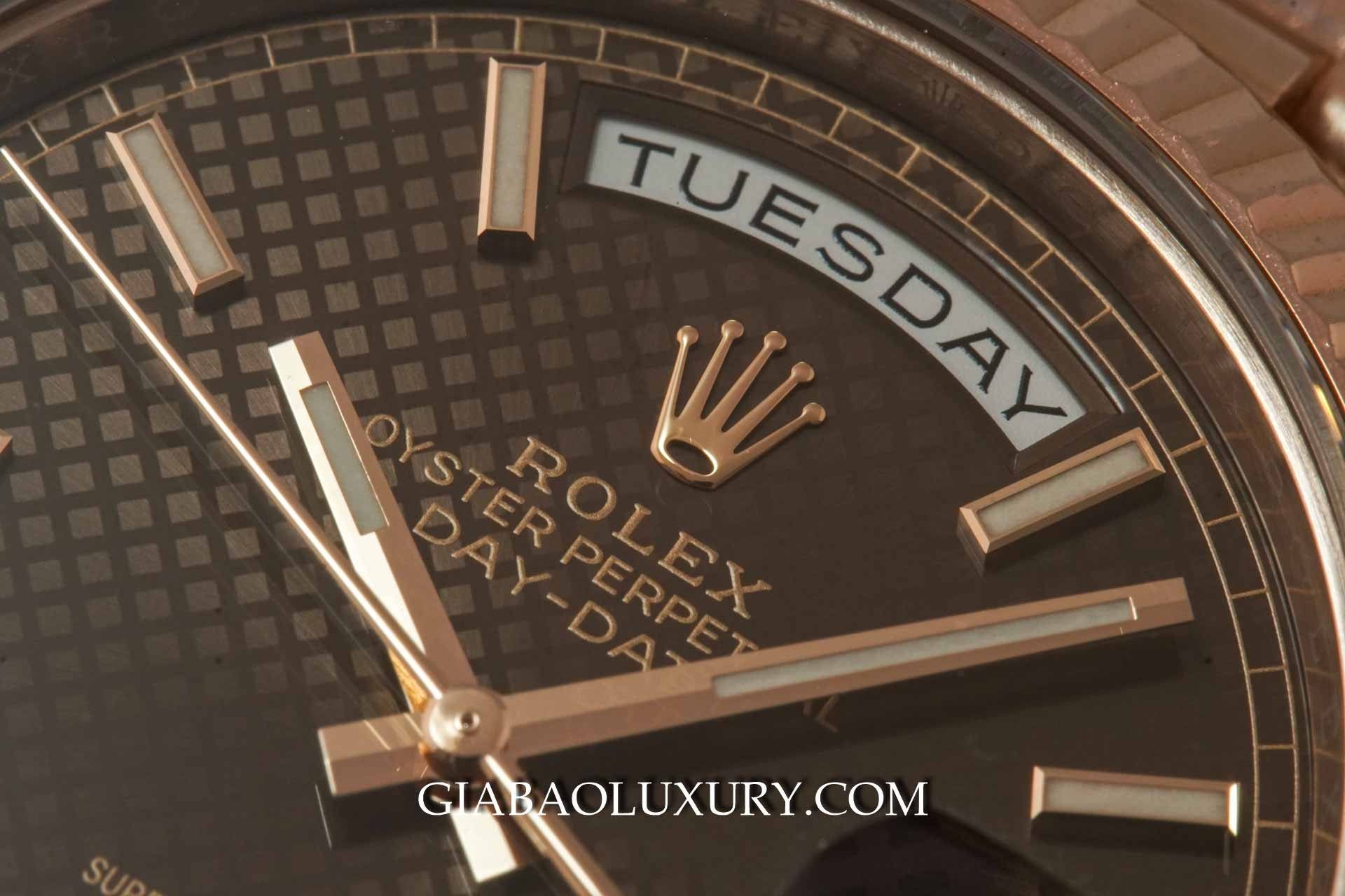 Đồng Hồ Rolex Day Date 228235 Mặt Số Chocolate Họa Tiết Chéo