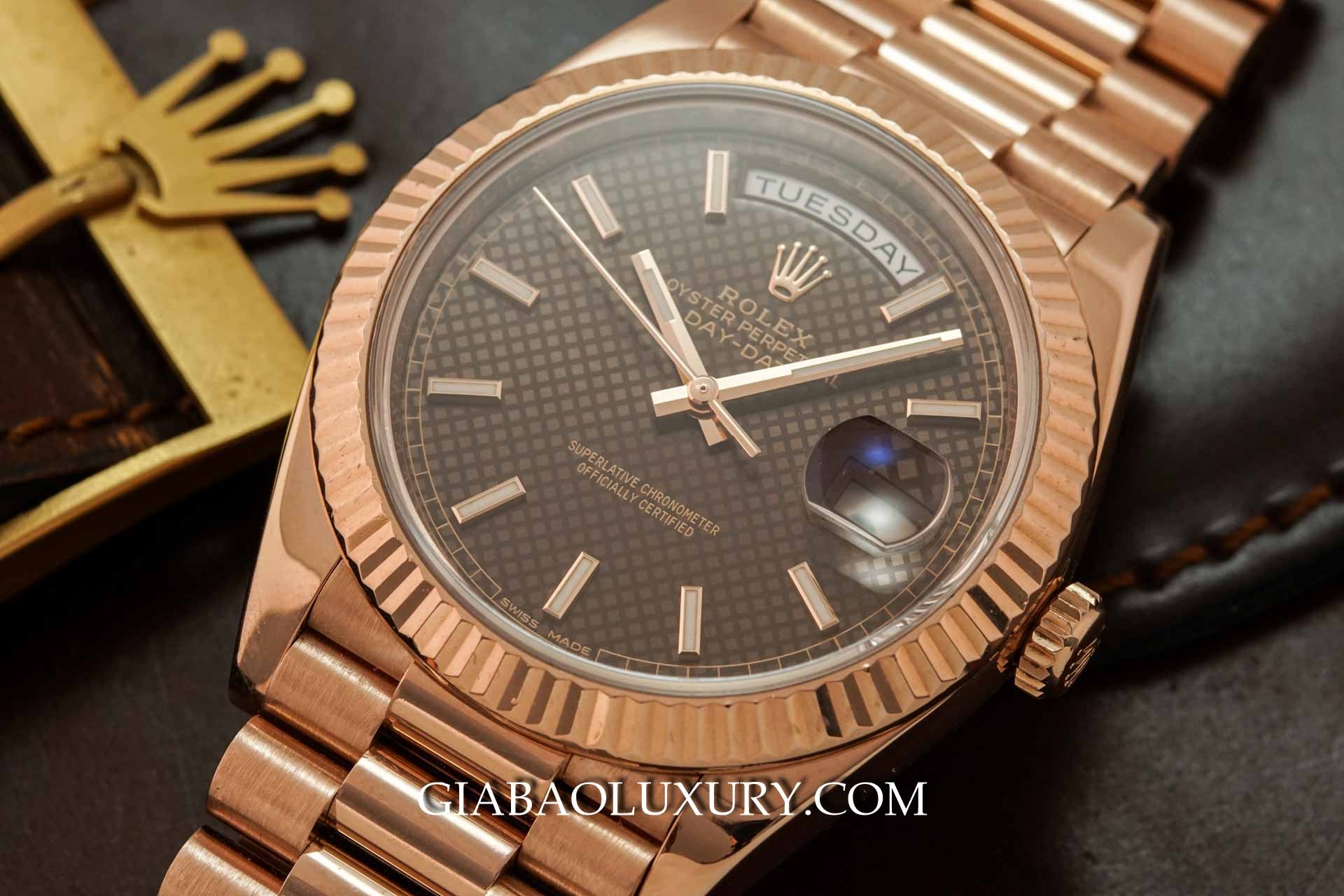 Đồng Hồ Rolex Day Date 228235 Mặt Số Chocolate Họa Tiết Chéo