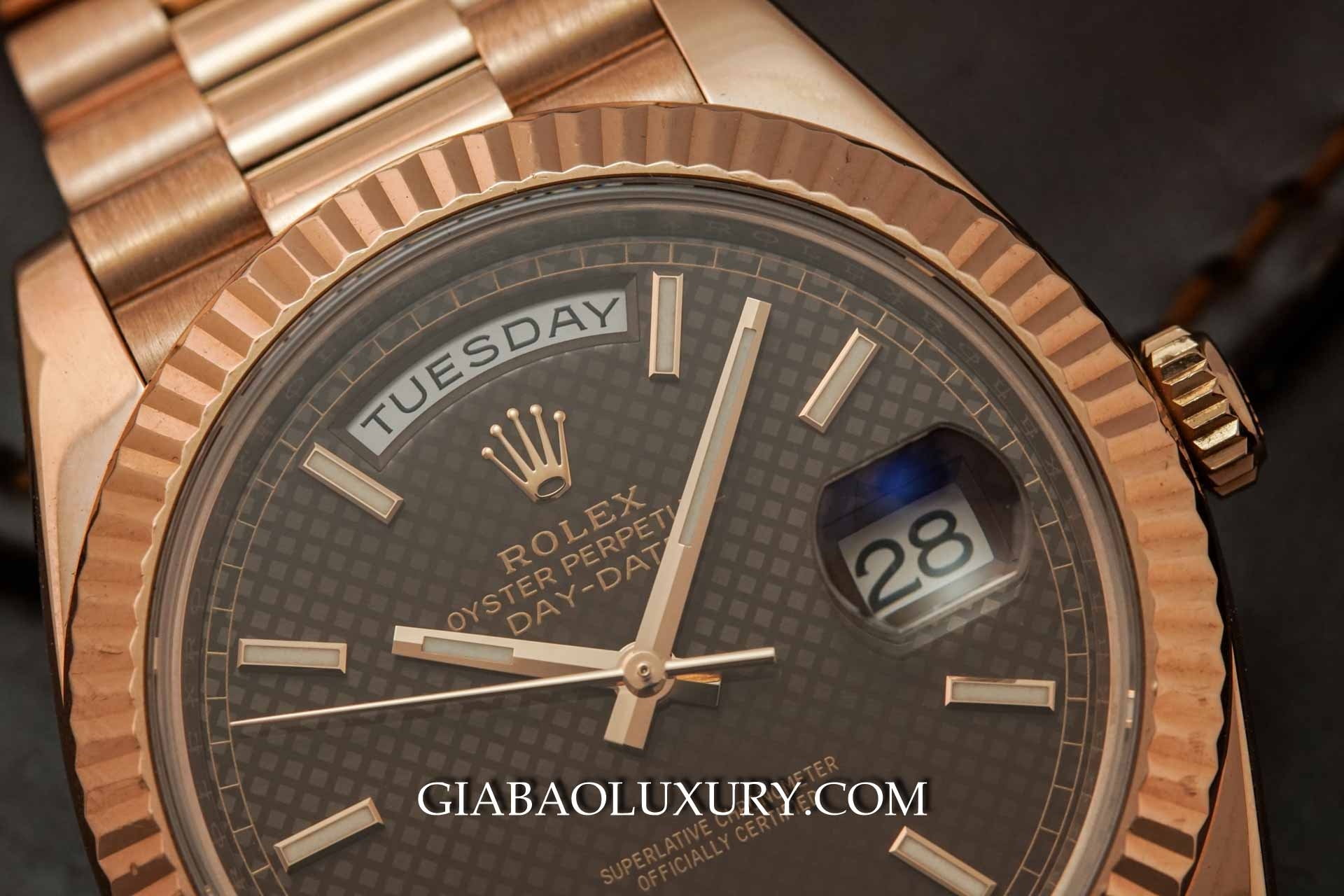 Đồng Hồ Rolex Day Date 228235 Mặt Số Chocolate Họa Tiết Chéo