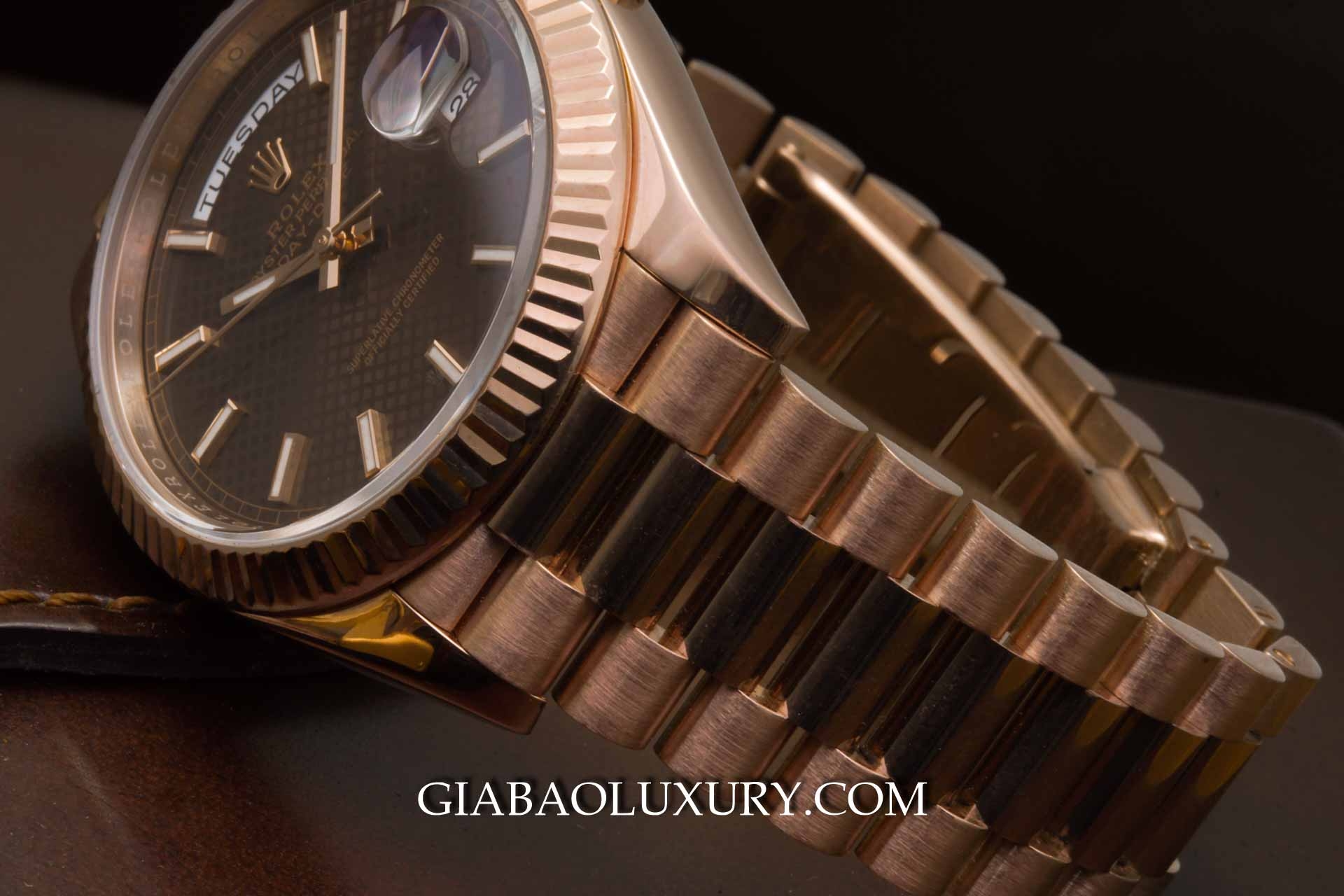 Đồng Hồ Rolex Day Date 228235 Mặt Số Chocolate Họa Tiết Chéo