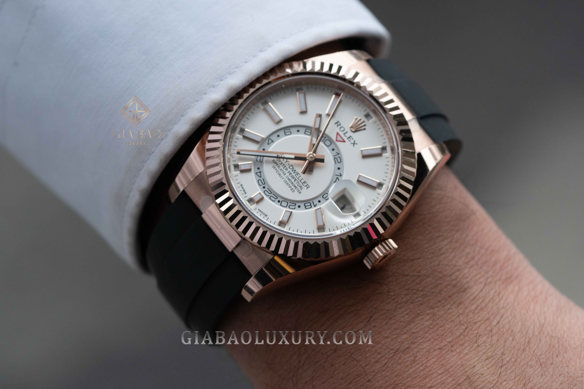 Đồng Hồ Rolex Sky Dweller 326235 Mặt Số Trắng