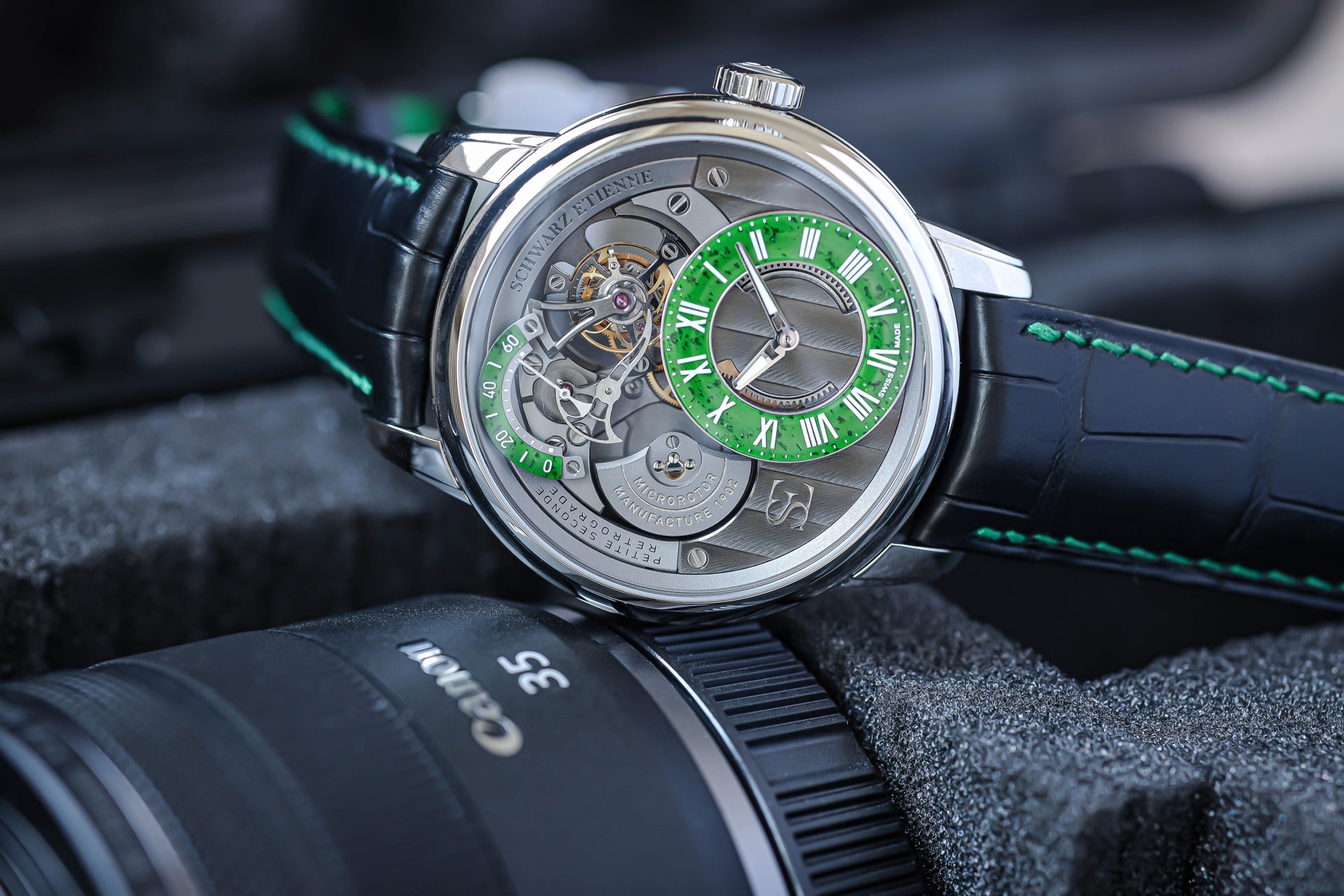 Schwarz Etienne, dòng sản phẩm La Chaux-de-Fonds, Ref WCF22TSE06SS01AA, mặt số bạc và đá Aventurine