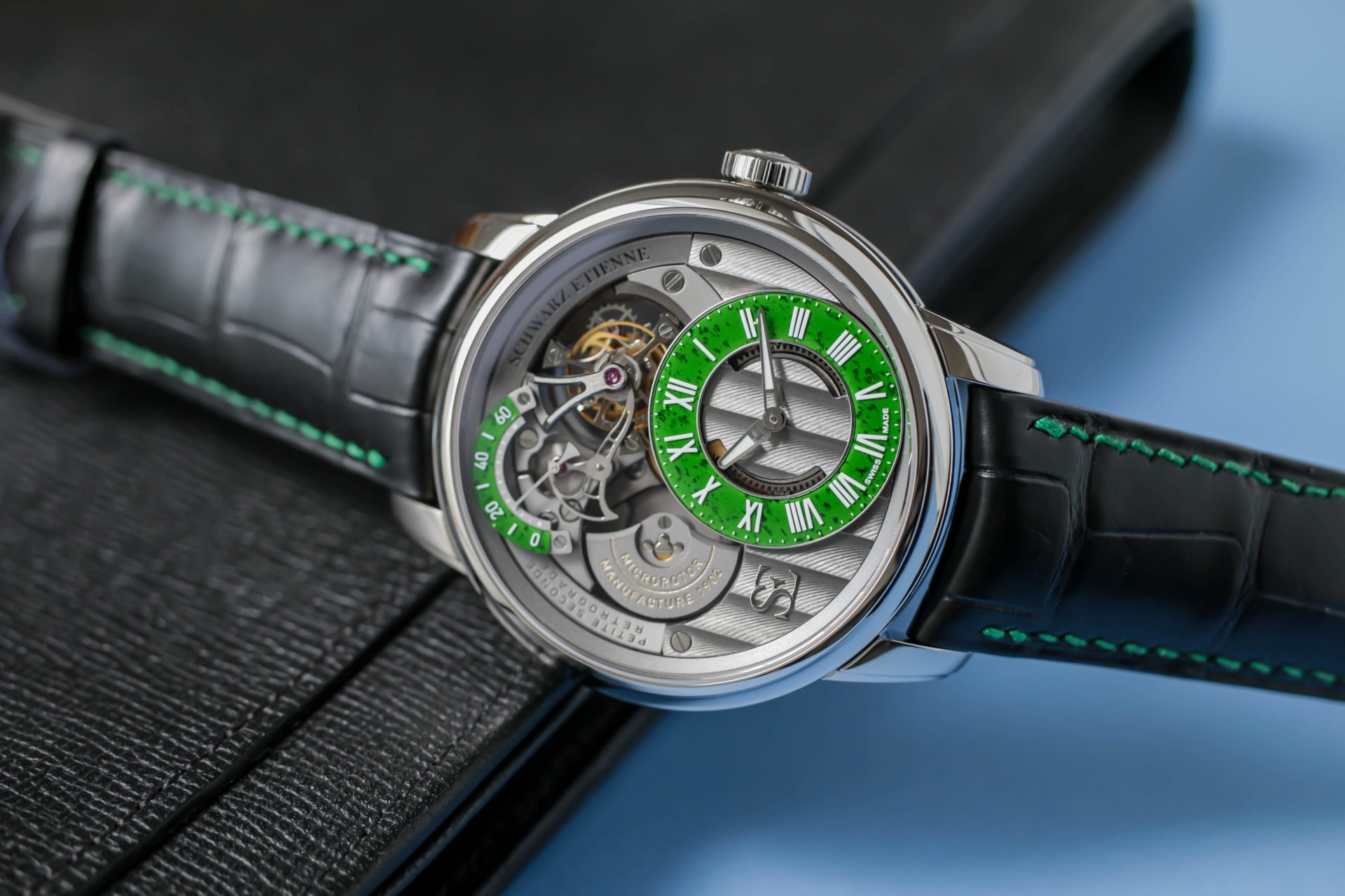 Schwarz Etienne, dòng sản phẩm La Chaux-de-Fonds, Ref WCF22TSE06SS01AA, mặt số bạc và đá Aventurine