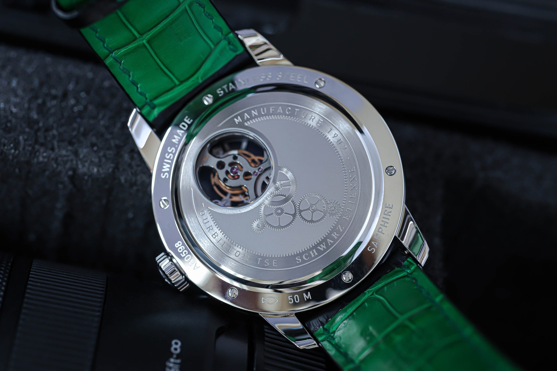 Schwarz Etienne, dòng sản phẩm La Chaux-de-Fonds, Ref WCF22TSE06SS01AA, mặt số bạc và đá Aventurine