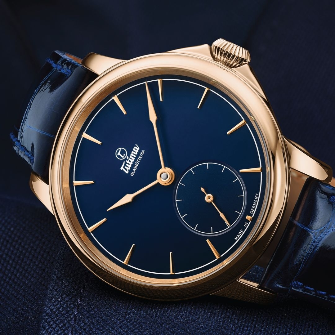 Đồng hồ đeo tay thương hiệu Tutima, dòng sản phẩm Patria, Ref no: 6600-03, mặt số xanh dương, size 43mm, máy lên cót tay, vỏ và khóa đồng hồ bằng vàng hồng 18k, dây đeo da cá sấu, hàng mới 100%