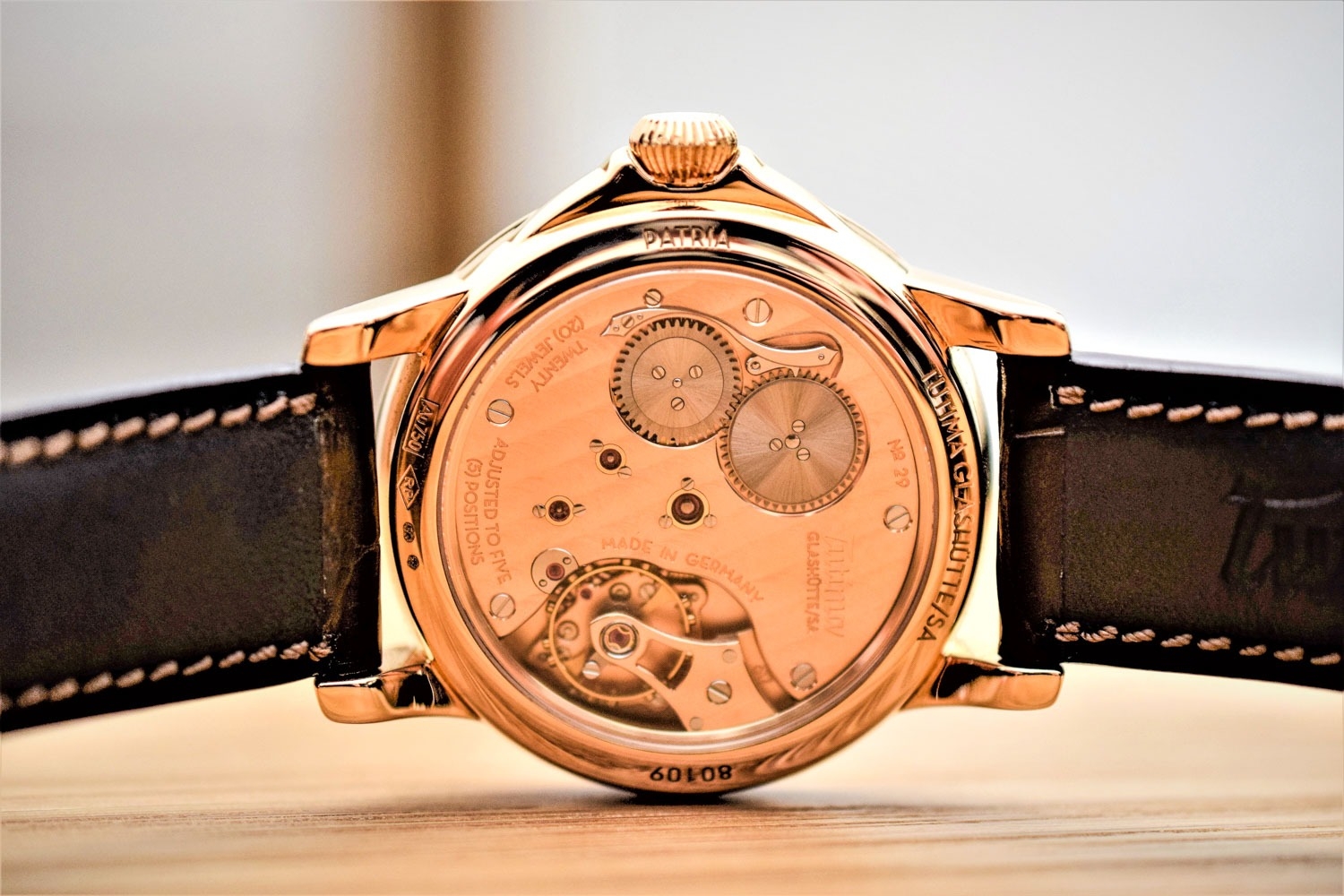 Tutima, dòng sản phẩm Patria, Ref no: 6601-02, mặt số mạ bạc