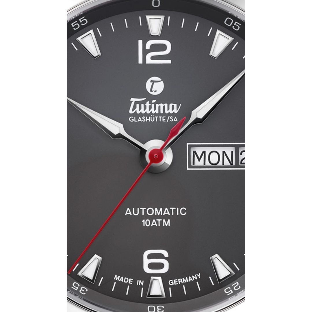 Tutima, dòng sản phẩm Saxon One, Ref no: 6120-01, mặt số than Anthracite