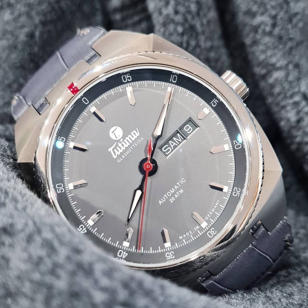 Đồng hồ đeo tay thương hiệu Tutima, dòng sản phẩm Saxon One, Ref no: 6120-03, mặt số than Anthracite, size 42mm, máy tự động, vỏ đồng hồ bằng thép không gỉ, dây đeo da cá sấu, hàng mới 100%