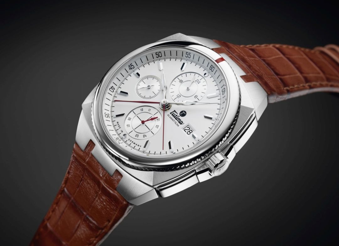 Đồng hồ đeo tay thương hiệu Tutima, dòng sản phẩm Saxon One, Ref no: 6420-04, mặt số bạc trắng Opalin, size 43mm, máy tự động, vỏ đồng hồ bằng thép không gỉ, dây đeo da cá sấu, hàng mới 100%