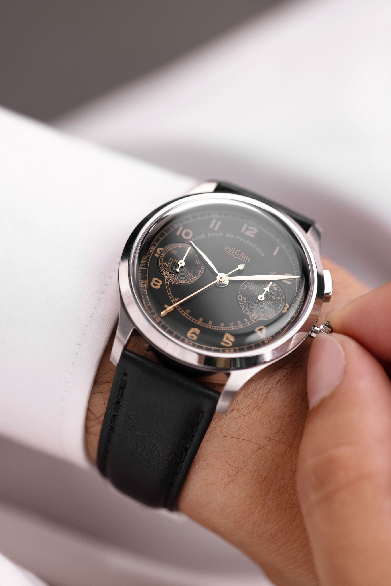 Vulcain, dòng sản phẩm Monopusher Heritage, Ref no: 650167A08, mặt số màu đen