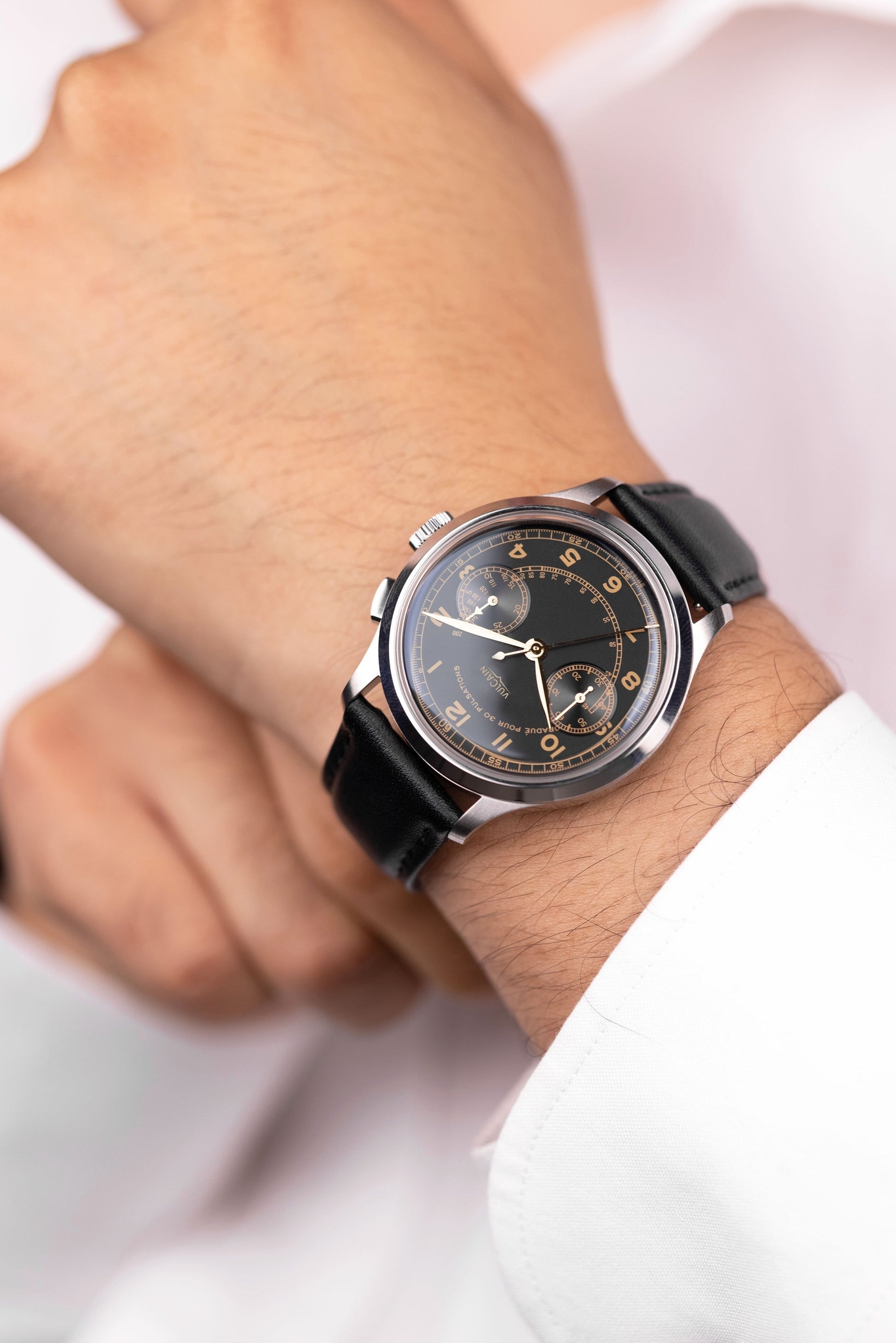 Vulcain, dòng sản phẩm Monopusher Heritage, Ref no: 650167A08, mặt số màu đen