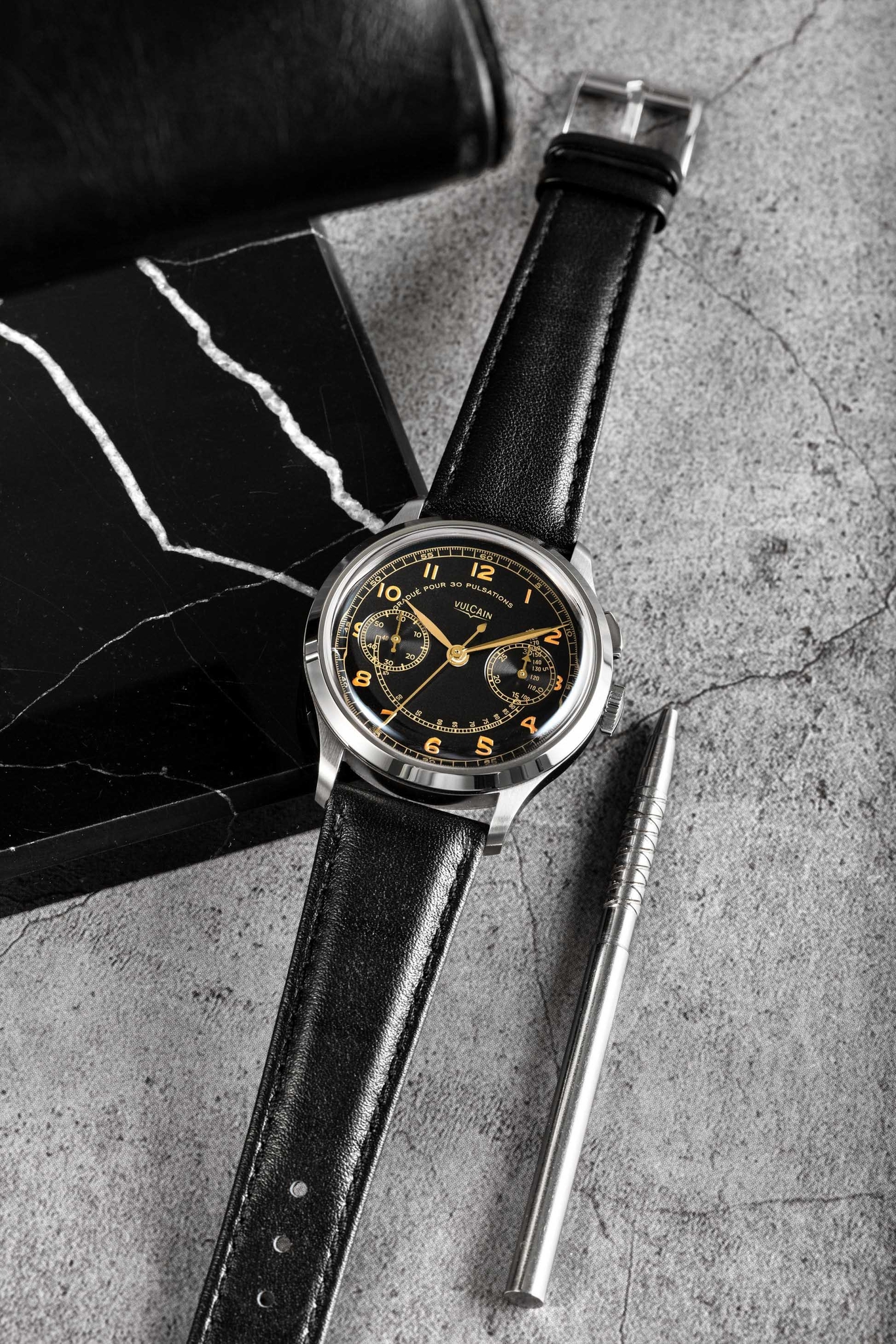Vulcain, dòng sản phẩm Monopusher Heritage, Ref no: 650167A08, mặt số màu đen